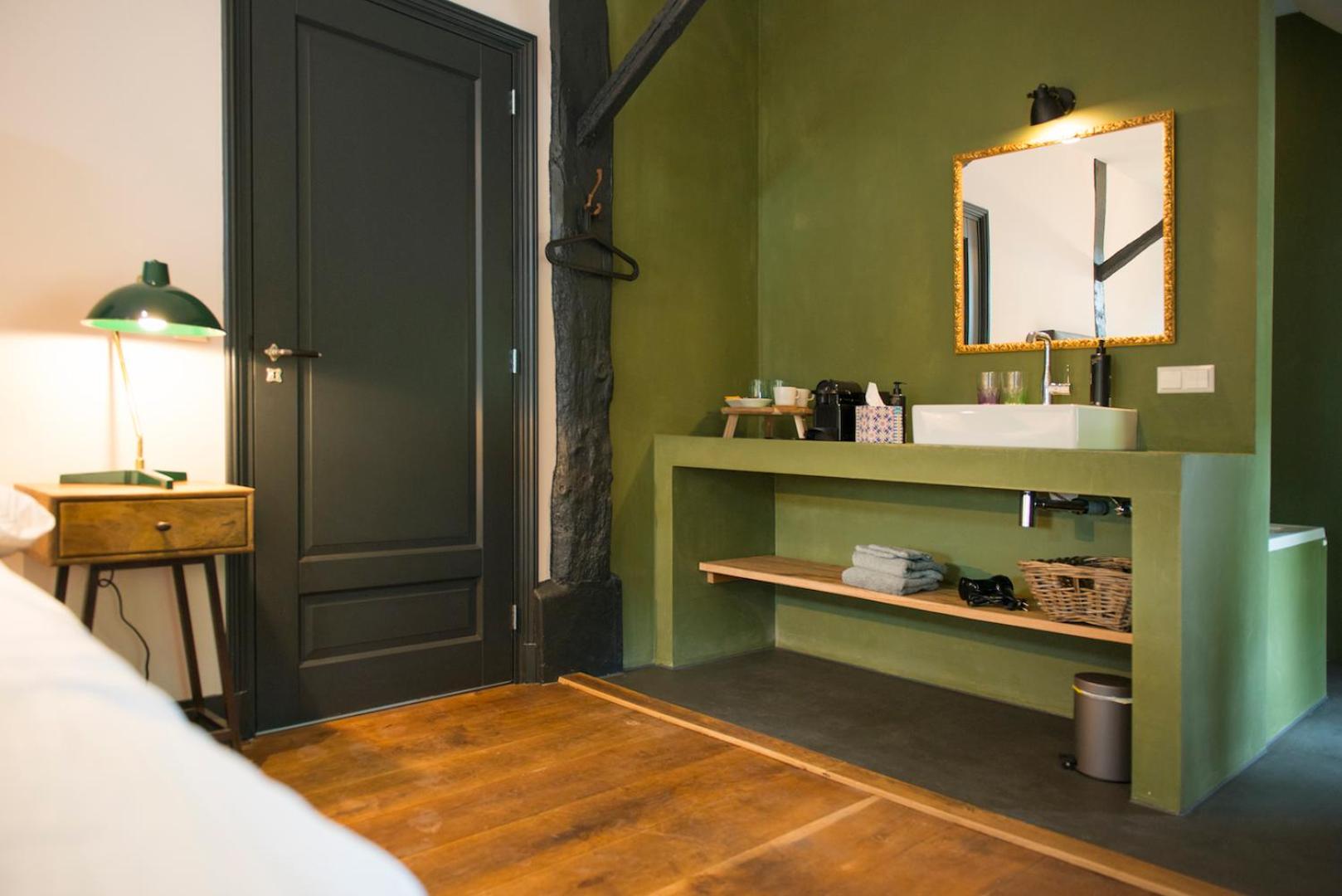Deluxe Double Room with Bath - Photo 5