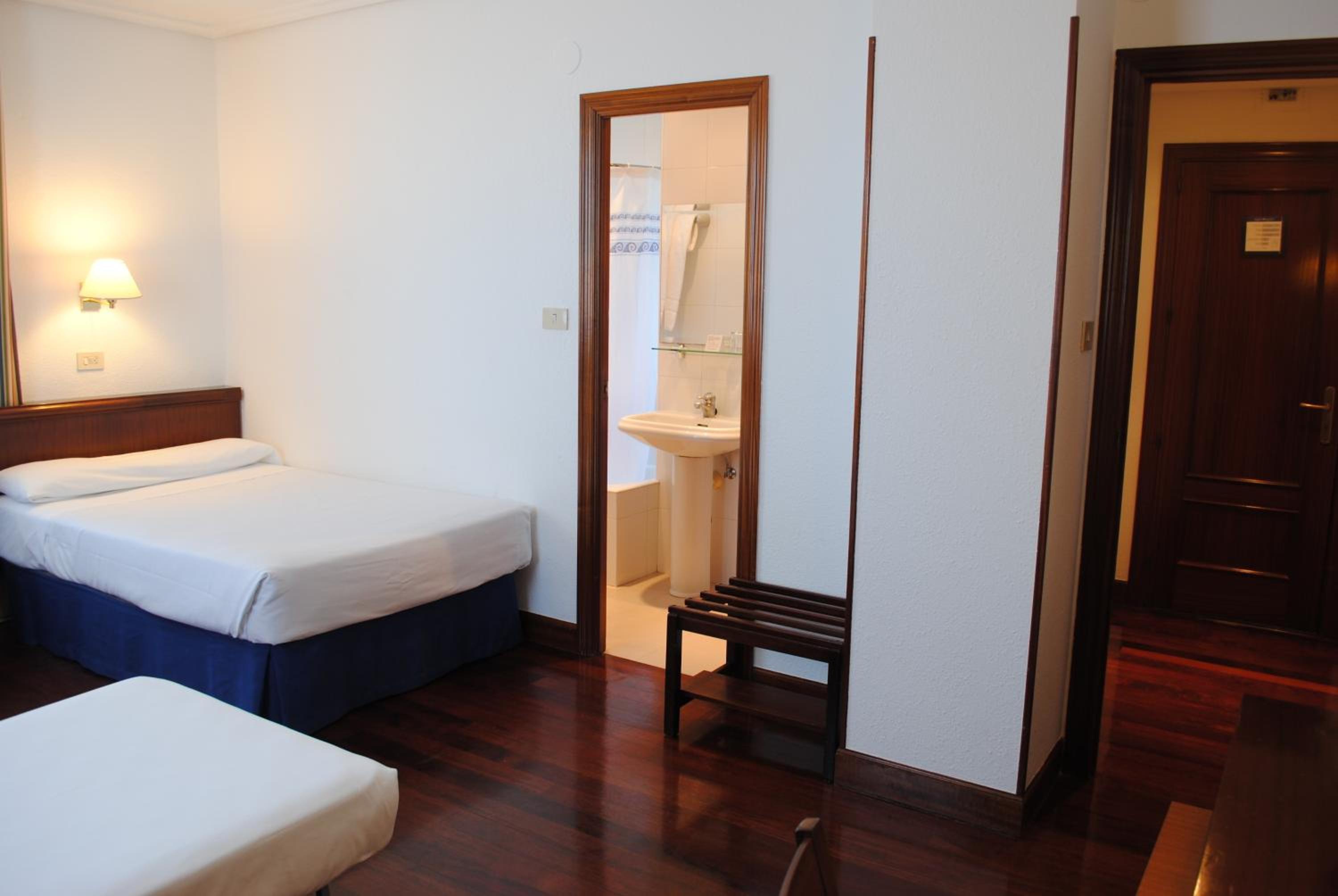 Double or Twin Room with Extra Bed (2 Adults + 1 Child) photo 3
