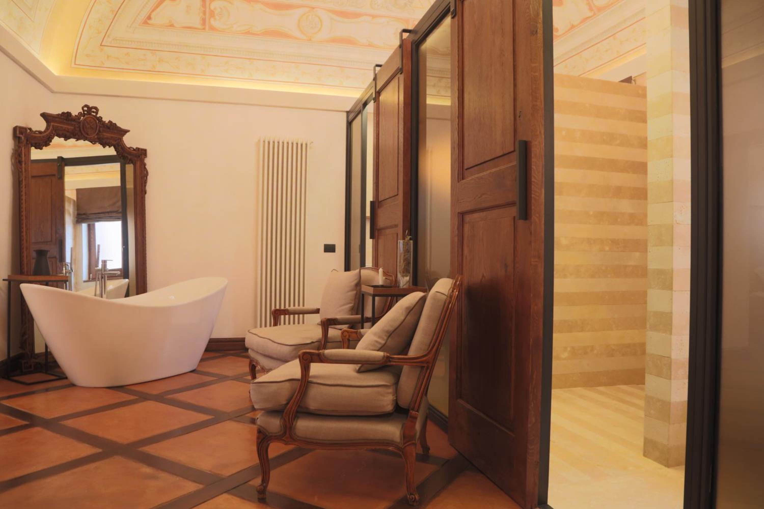 Suite - Photo 21