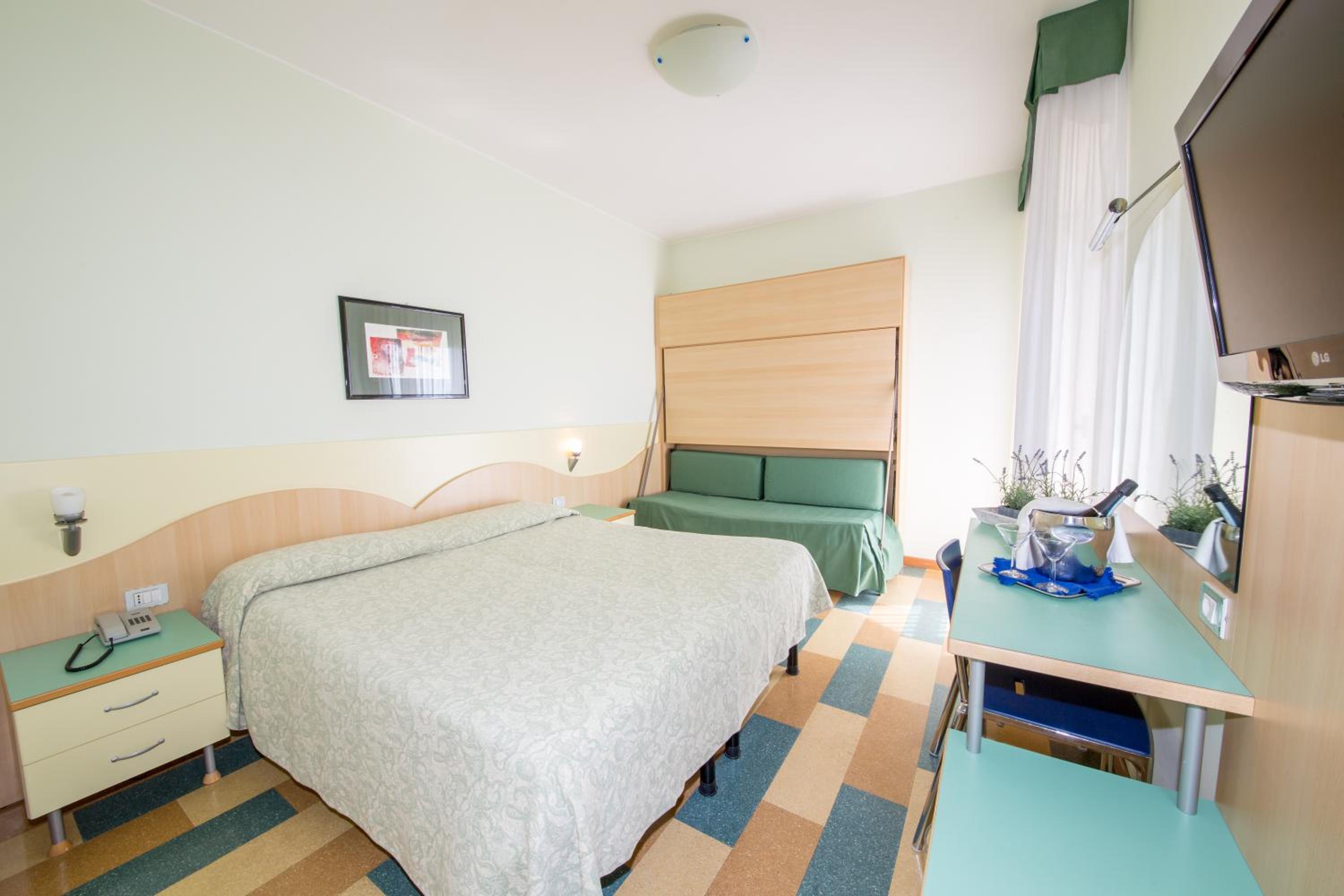 Standard Double or Twin Room photo 1