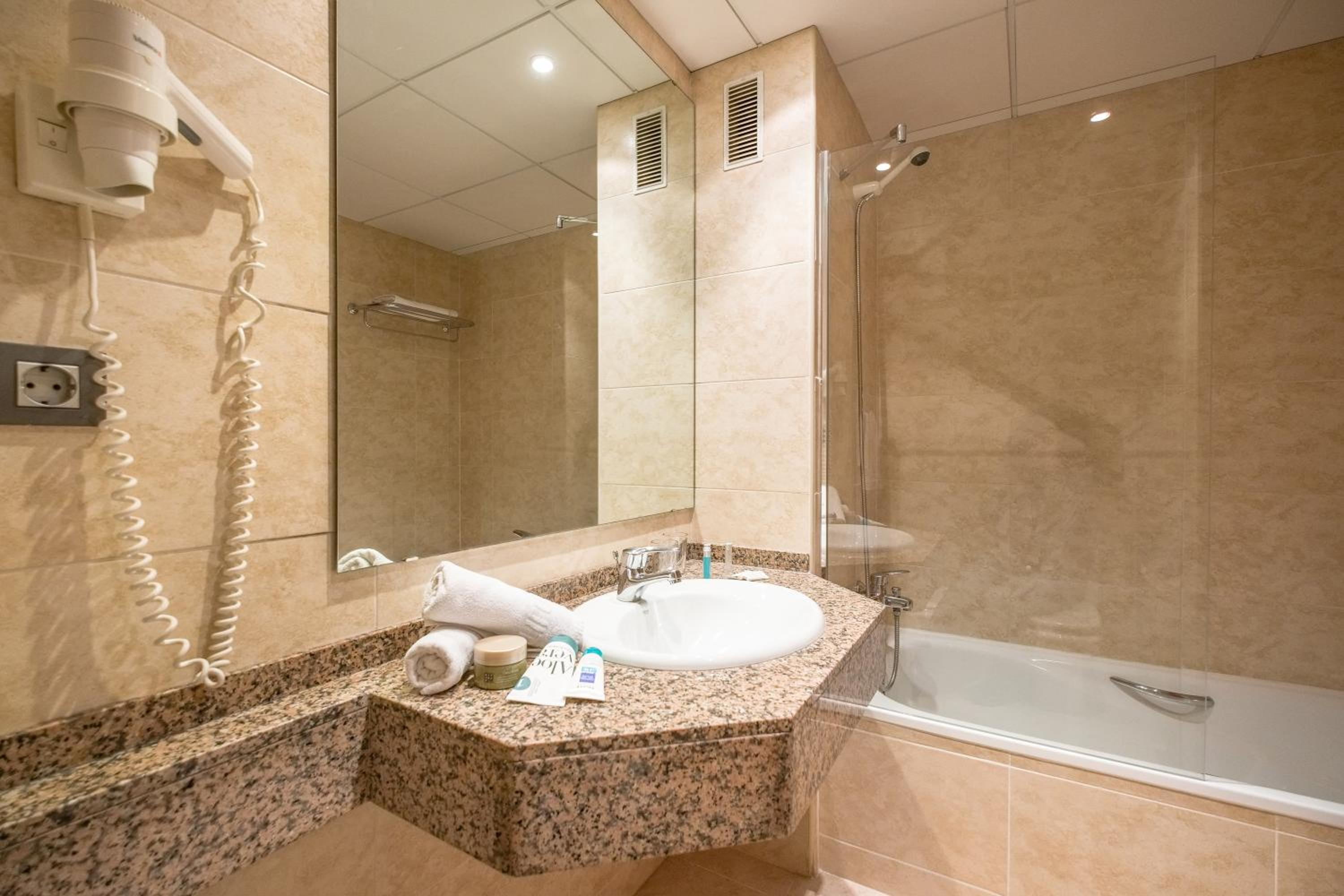 Standard Room with Terrace - Photo 5