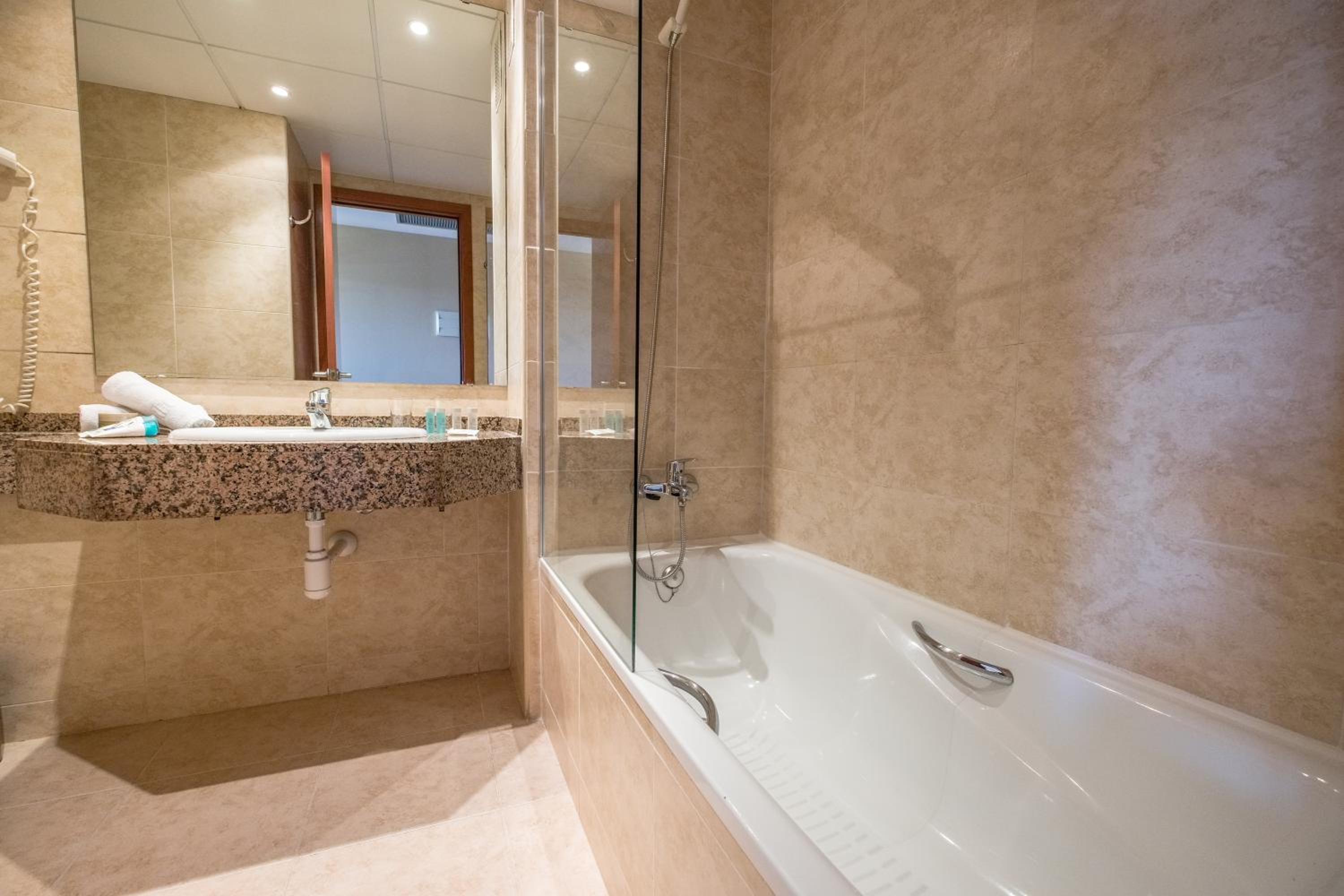 Standard Room with Terrace - Photo 6