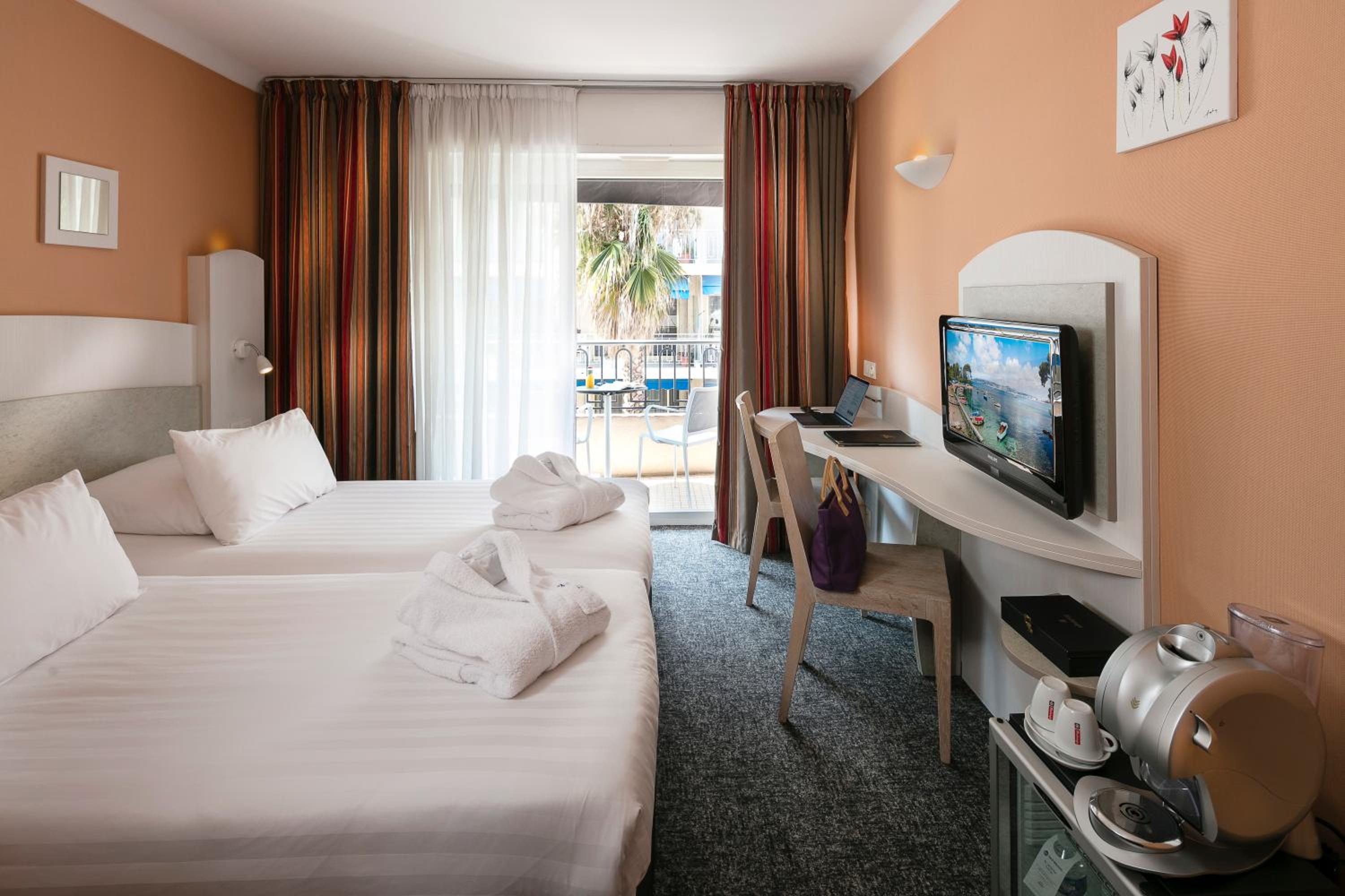 Superior Twin Room with Balcony - Photo 8