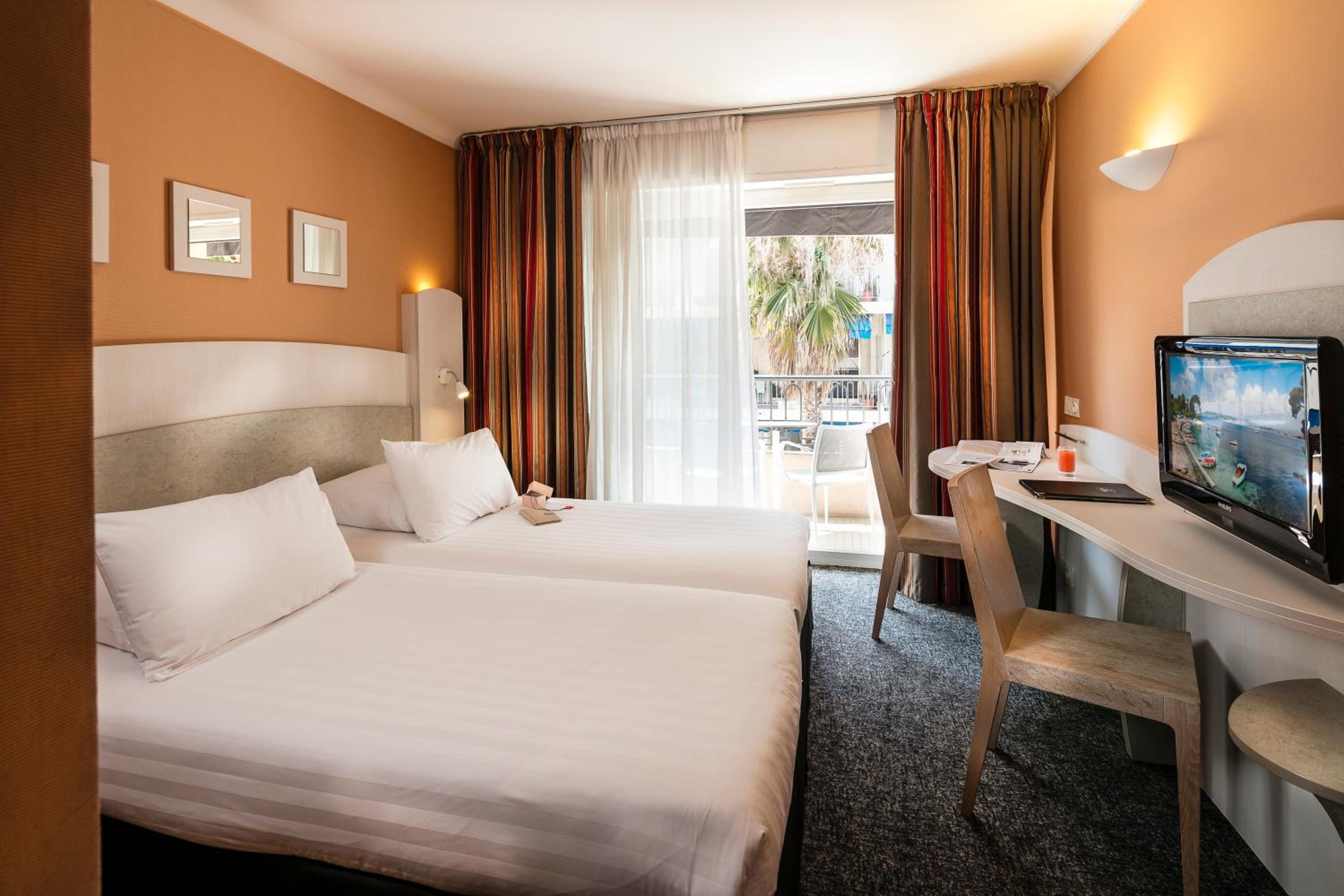 Comfort Twin Room with Balcony - Non-Smoking - Photo 7