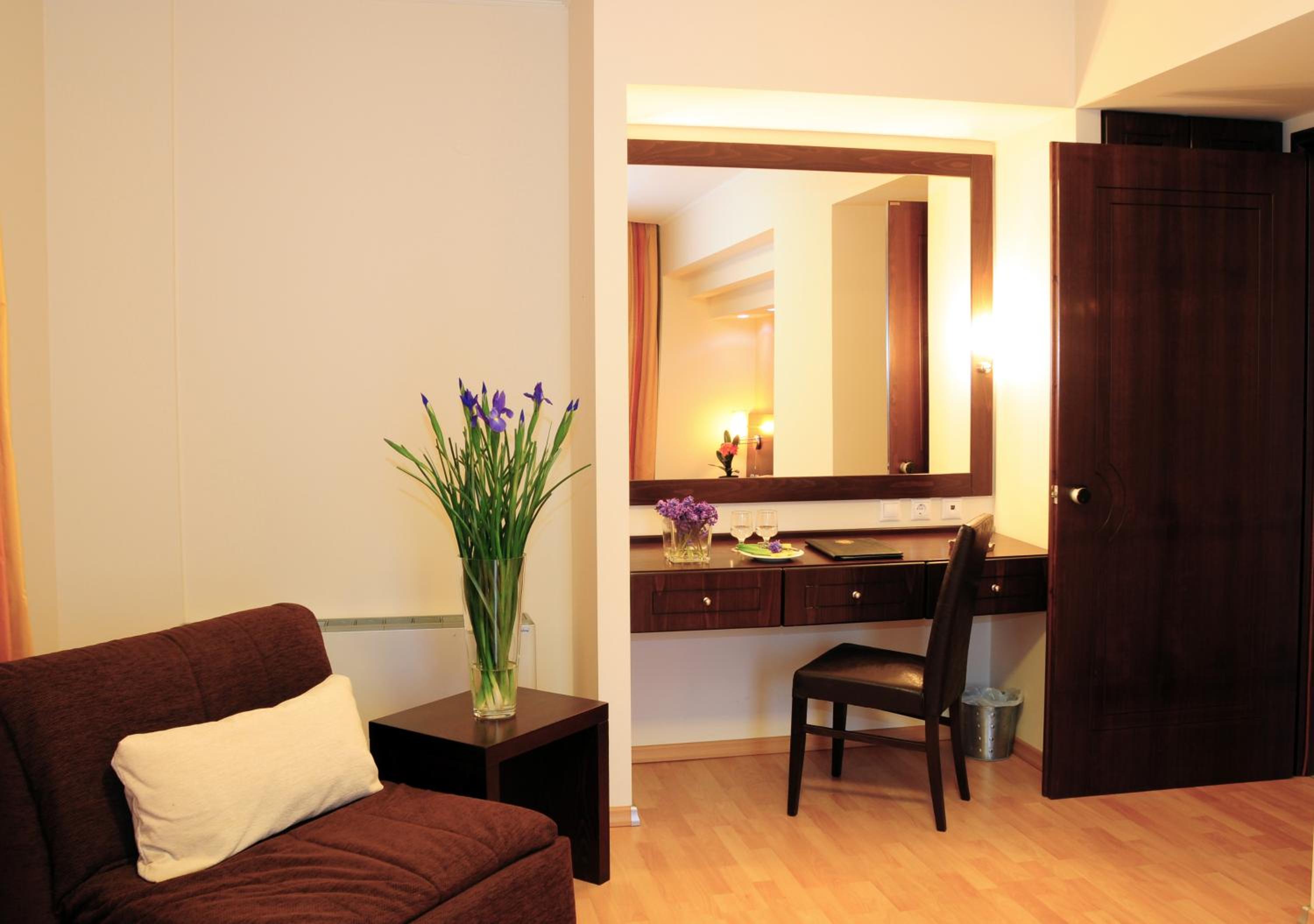 Deluxe Suite with Sea View - Photo 5