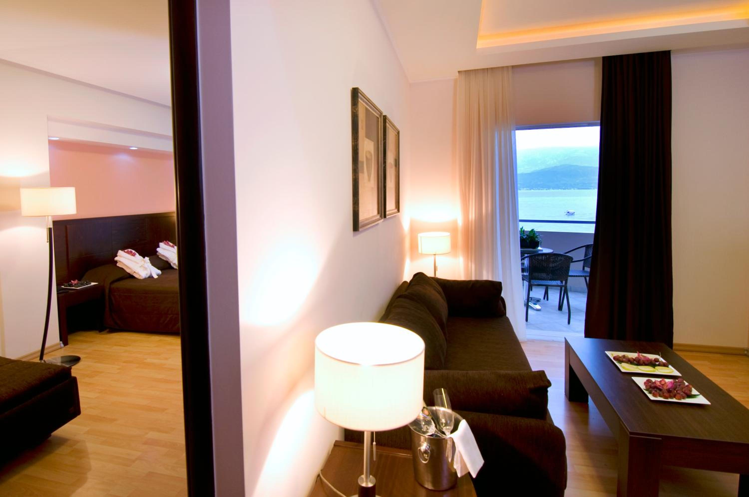 Deluxe Suite with Sea View - Photo 2