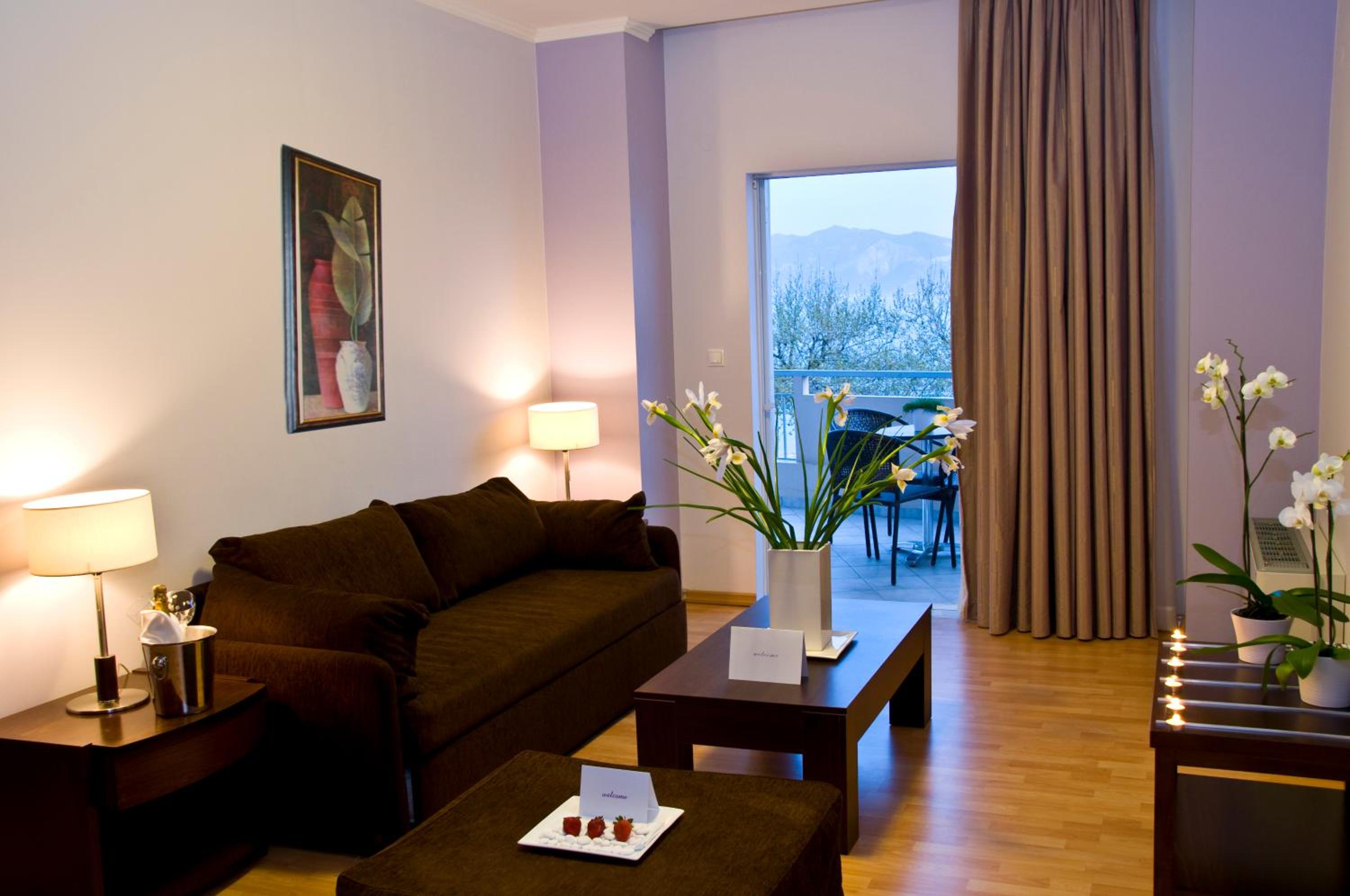 Deluxe Suite with Sea View - Photo 8