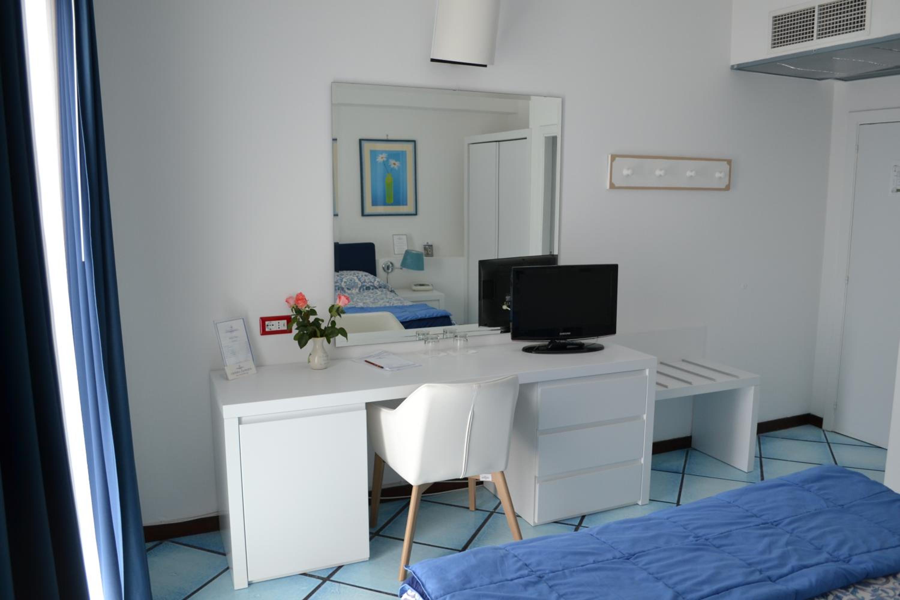 Double or Twin Room with Sea View - Photo 4