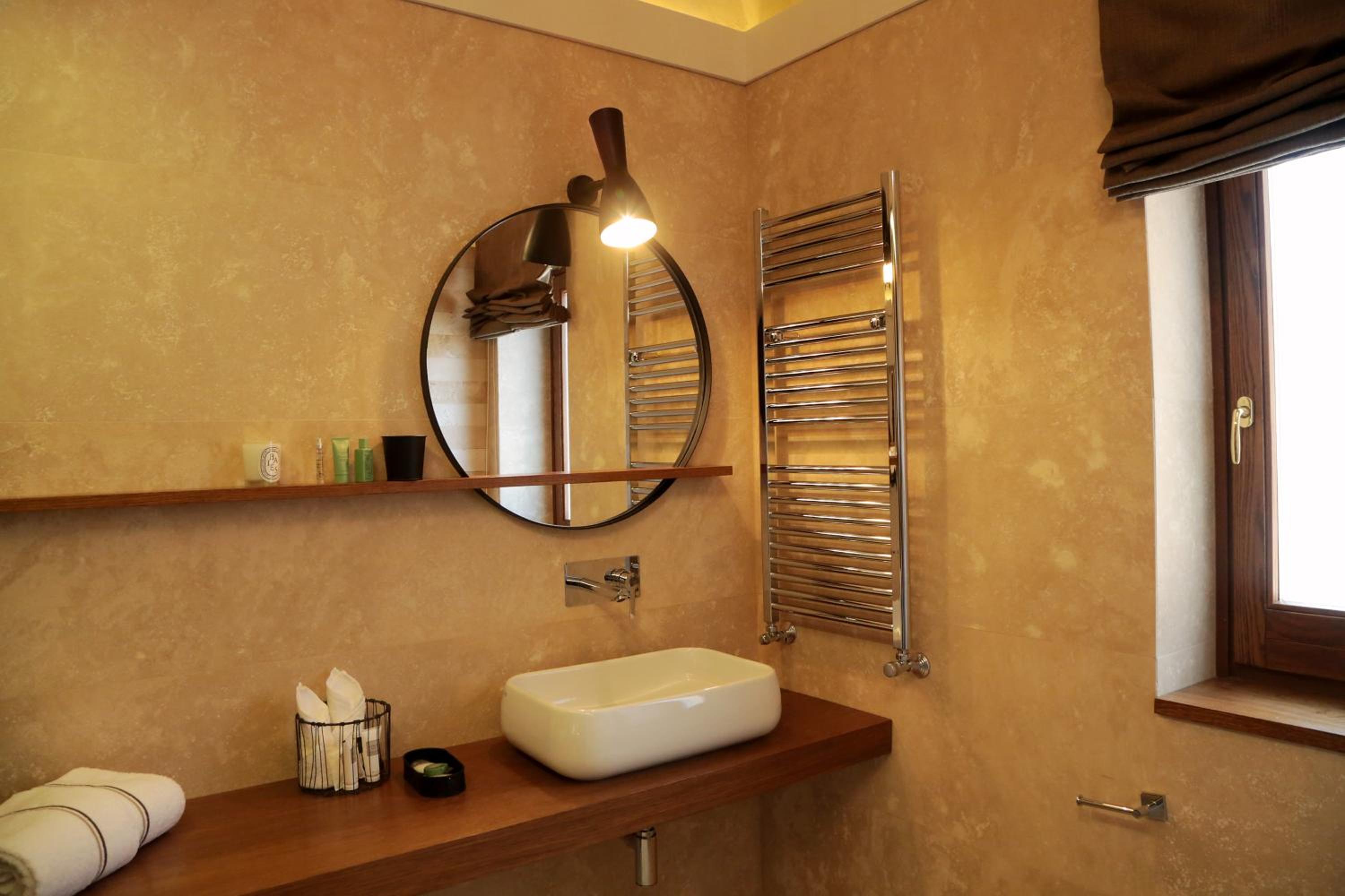 Suite - Photo 26