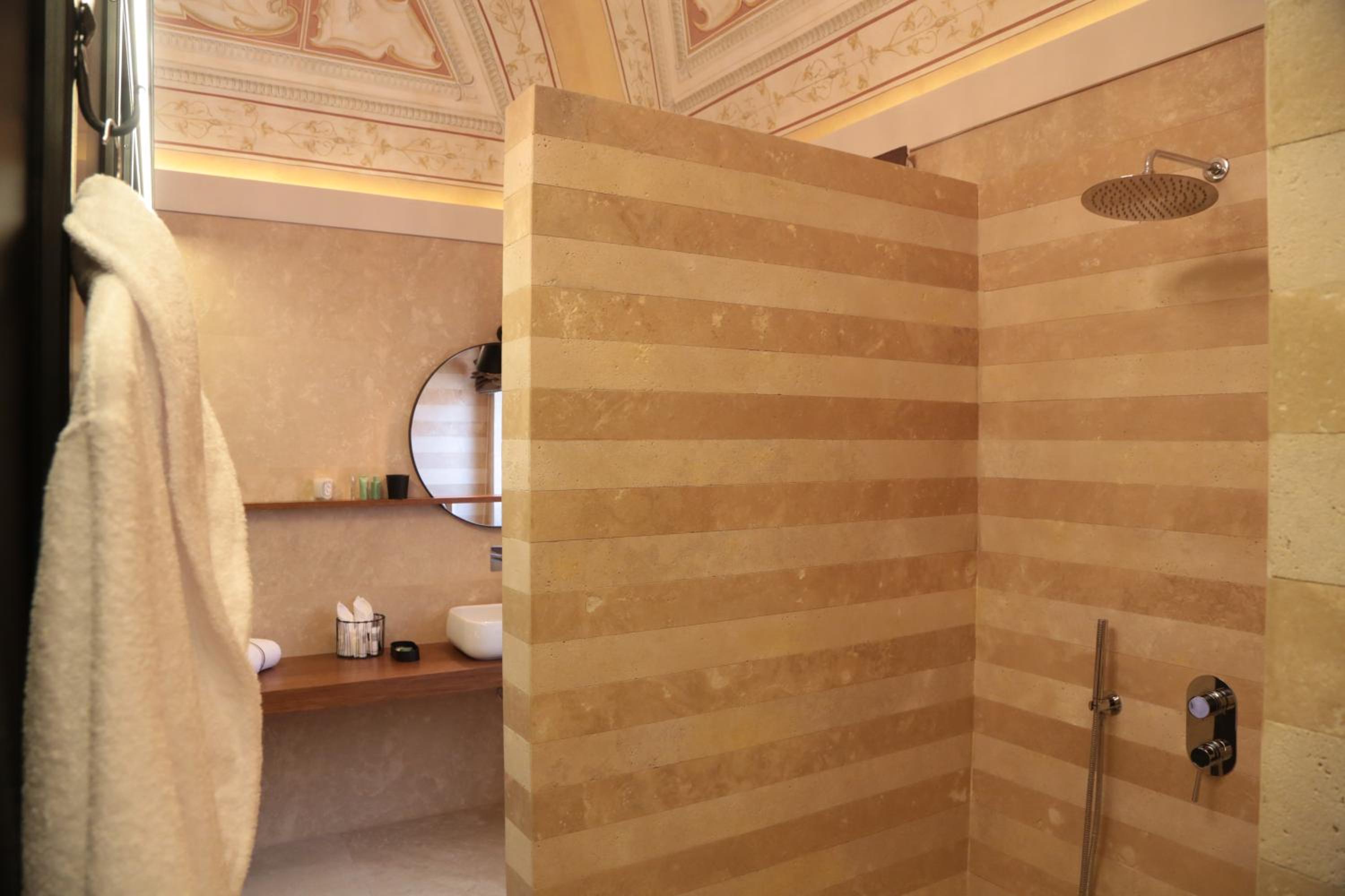 Suite - Photo 23