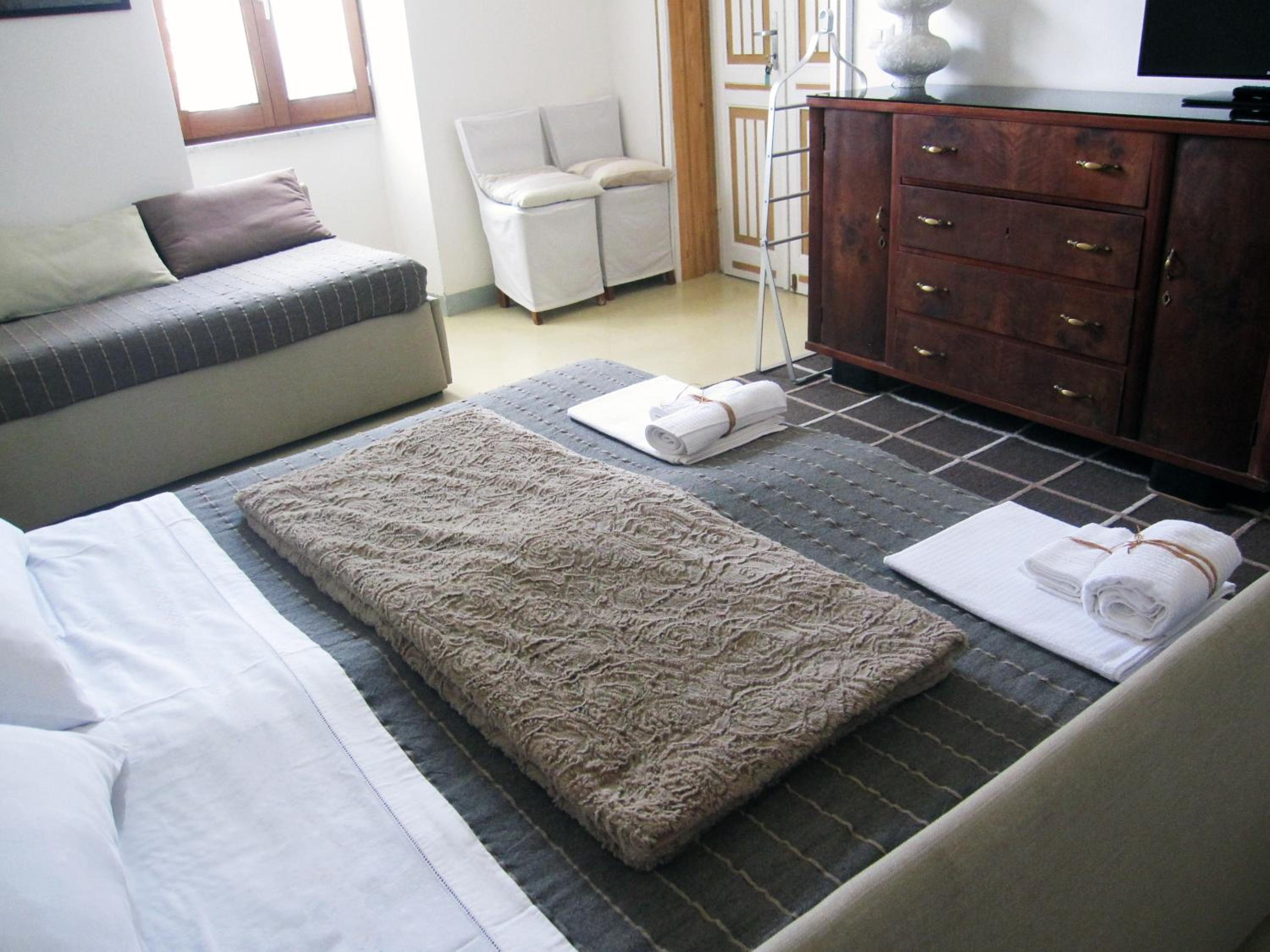 Deluxe Family Suite - Photo 5