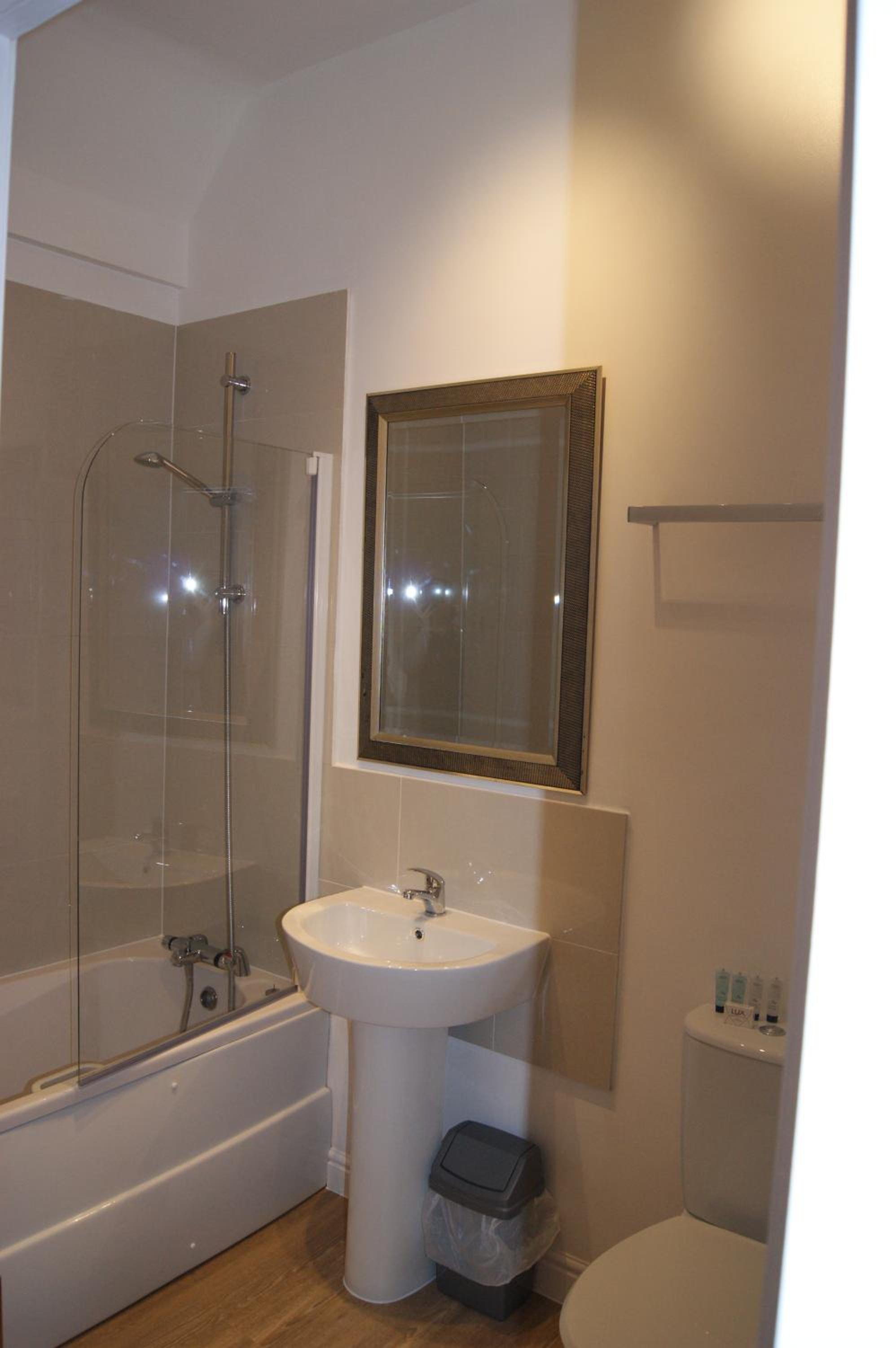 Standard Double or Twin Room - Photo 9