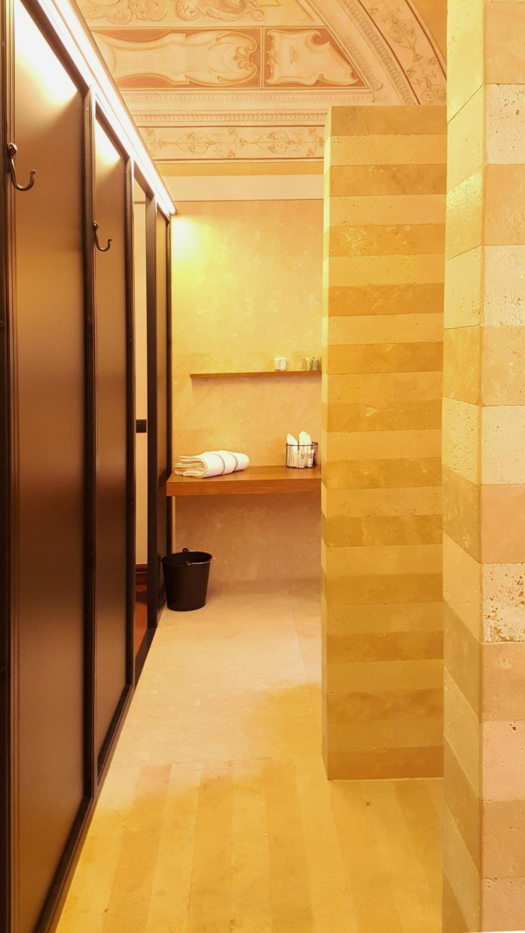 Suite - Photo 25