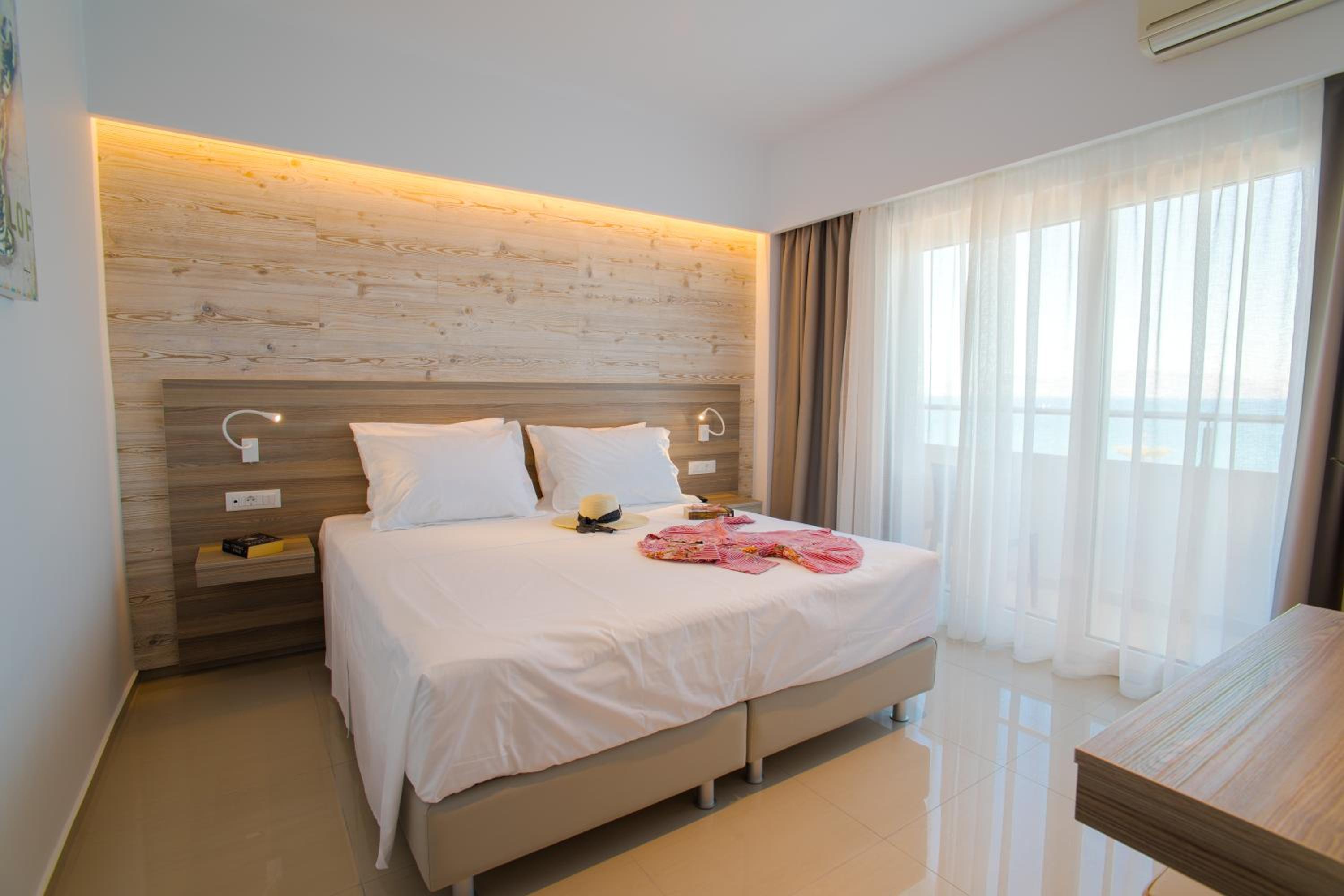 Deluxe Apartment with Sea View photo 2