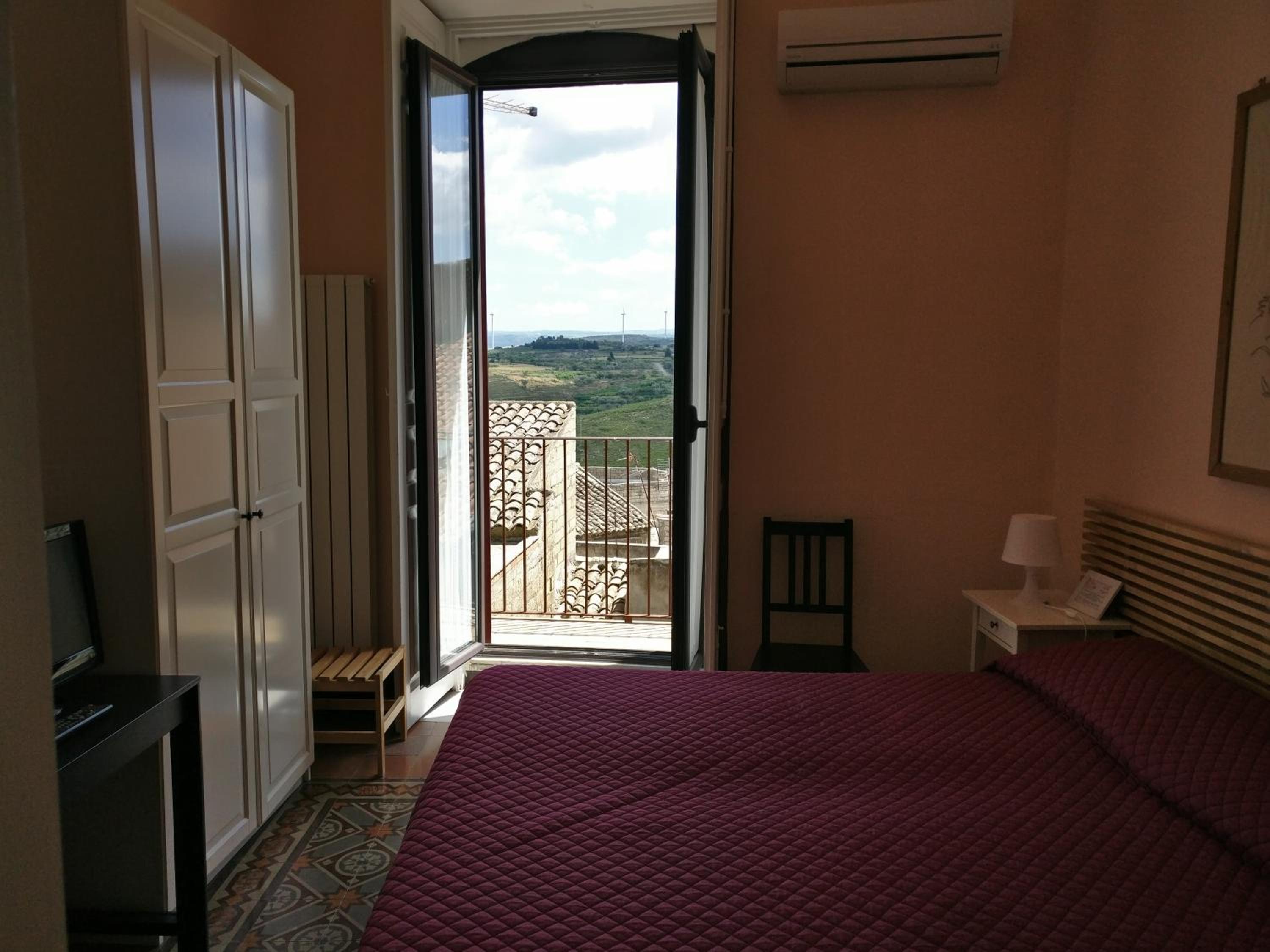 Deluxe Double or Twin Room with Balcony - Photo 2