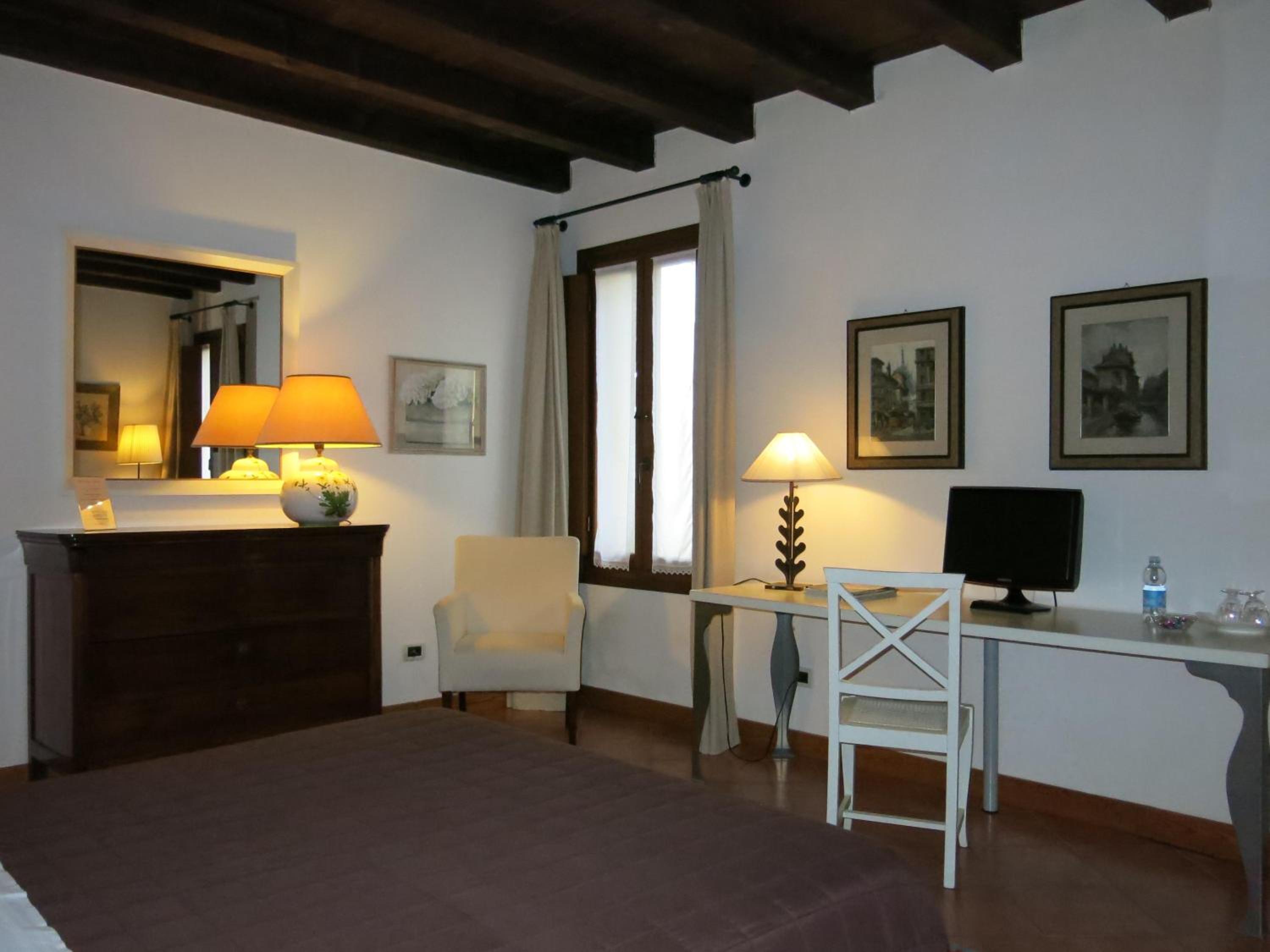 Double Room with Private Bathroom photo 1
