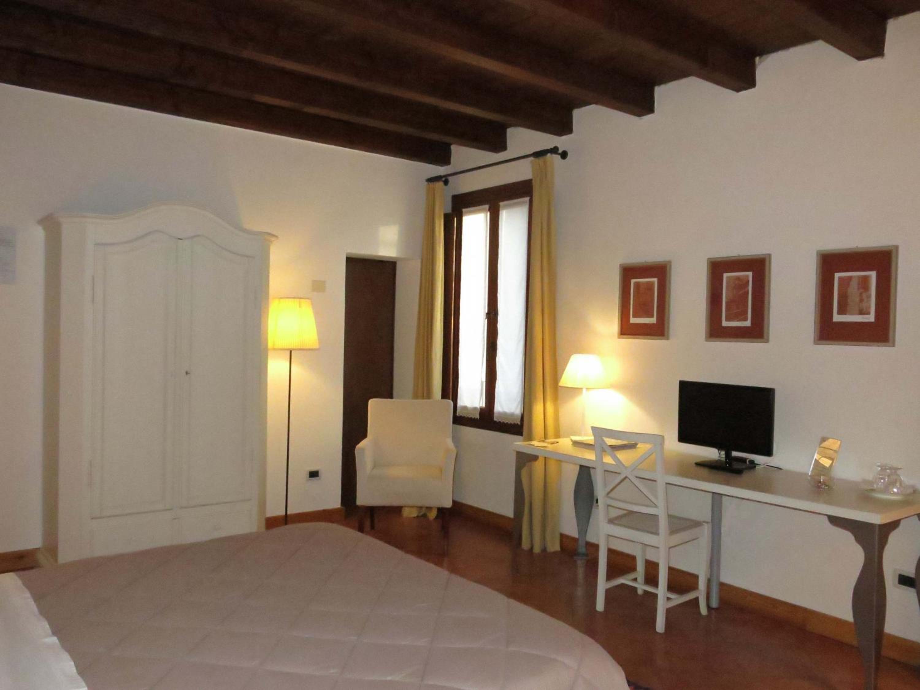 Double or Twin Room with Private Bathroom photo 2