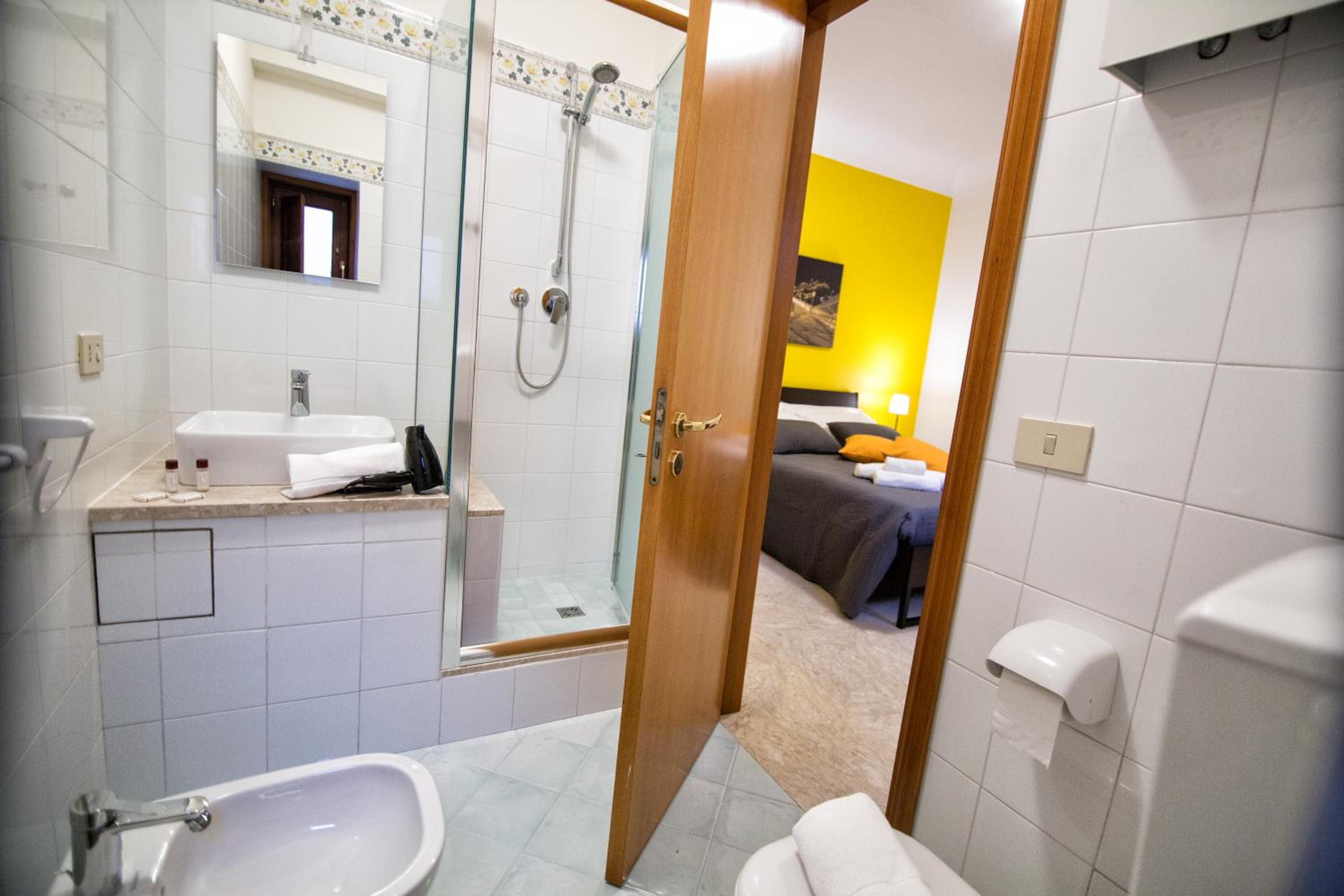 Double Room with Balcony - Photo 5