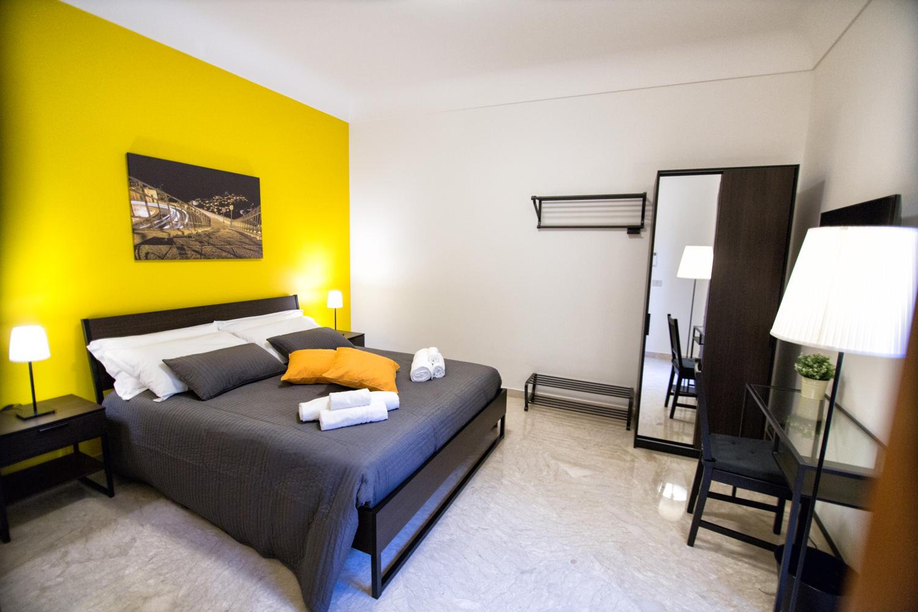 Double Room with Balcony - Photo 6
