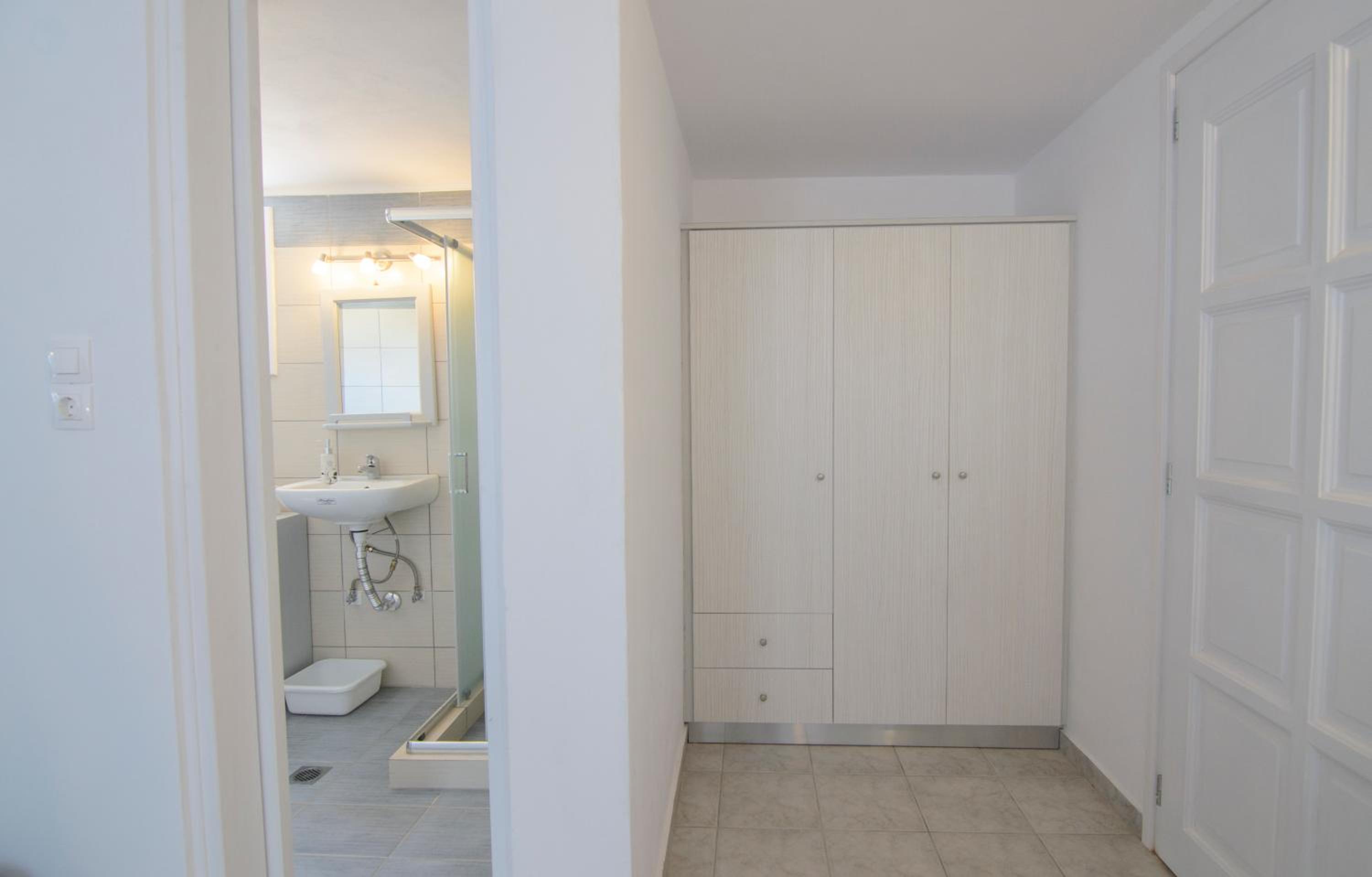 Apartment with Sea View - Photo 8