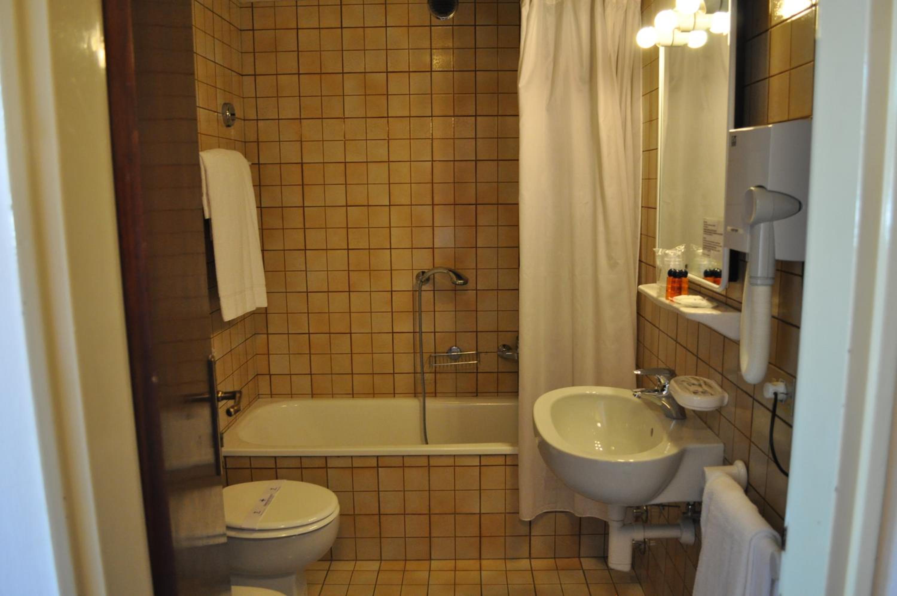 Double or Twin Room - Photo 3
