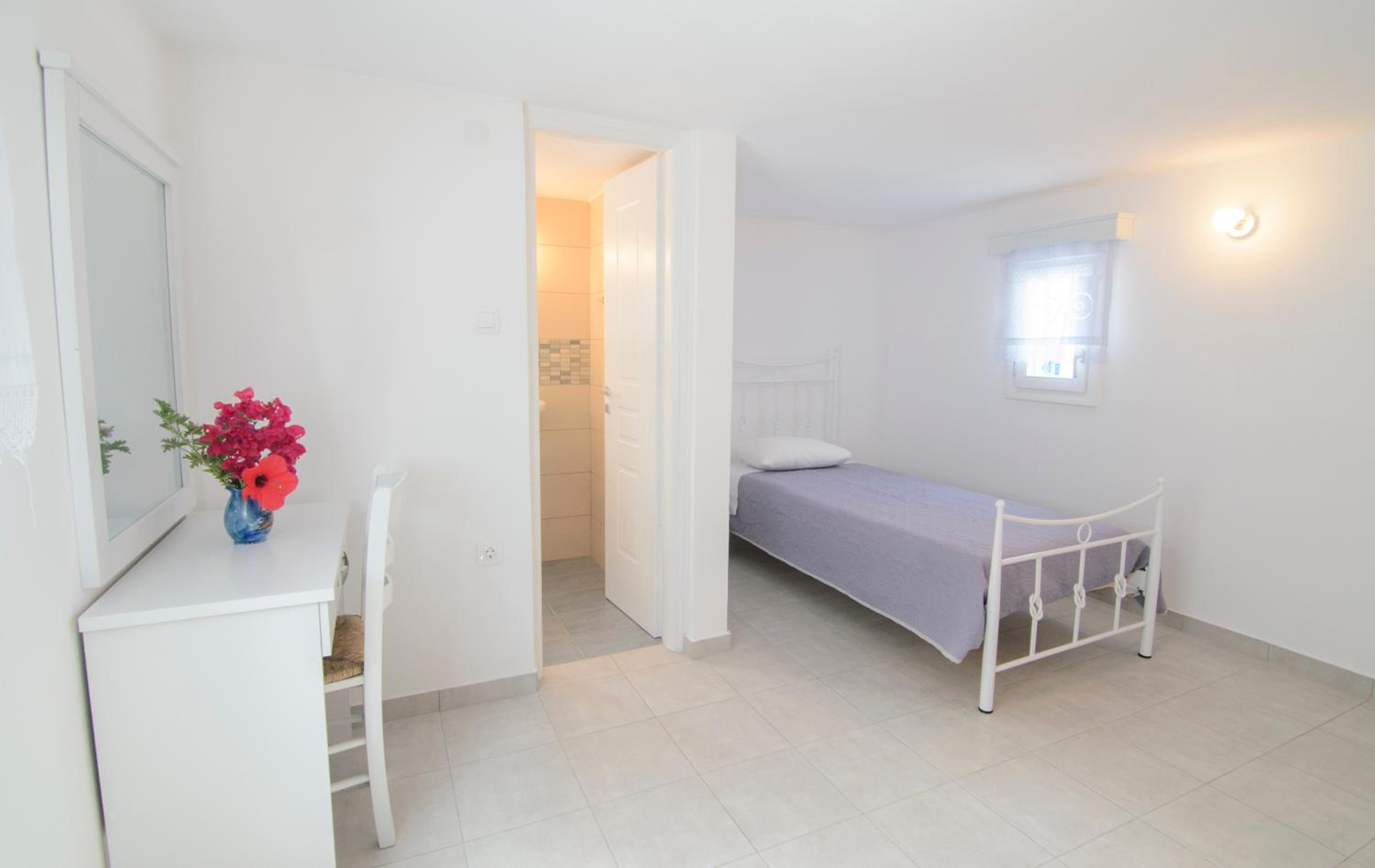 Apartment with Sea View - Photo 7
