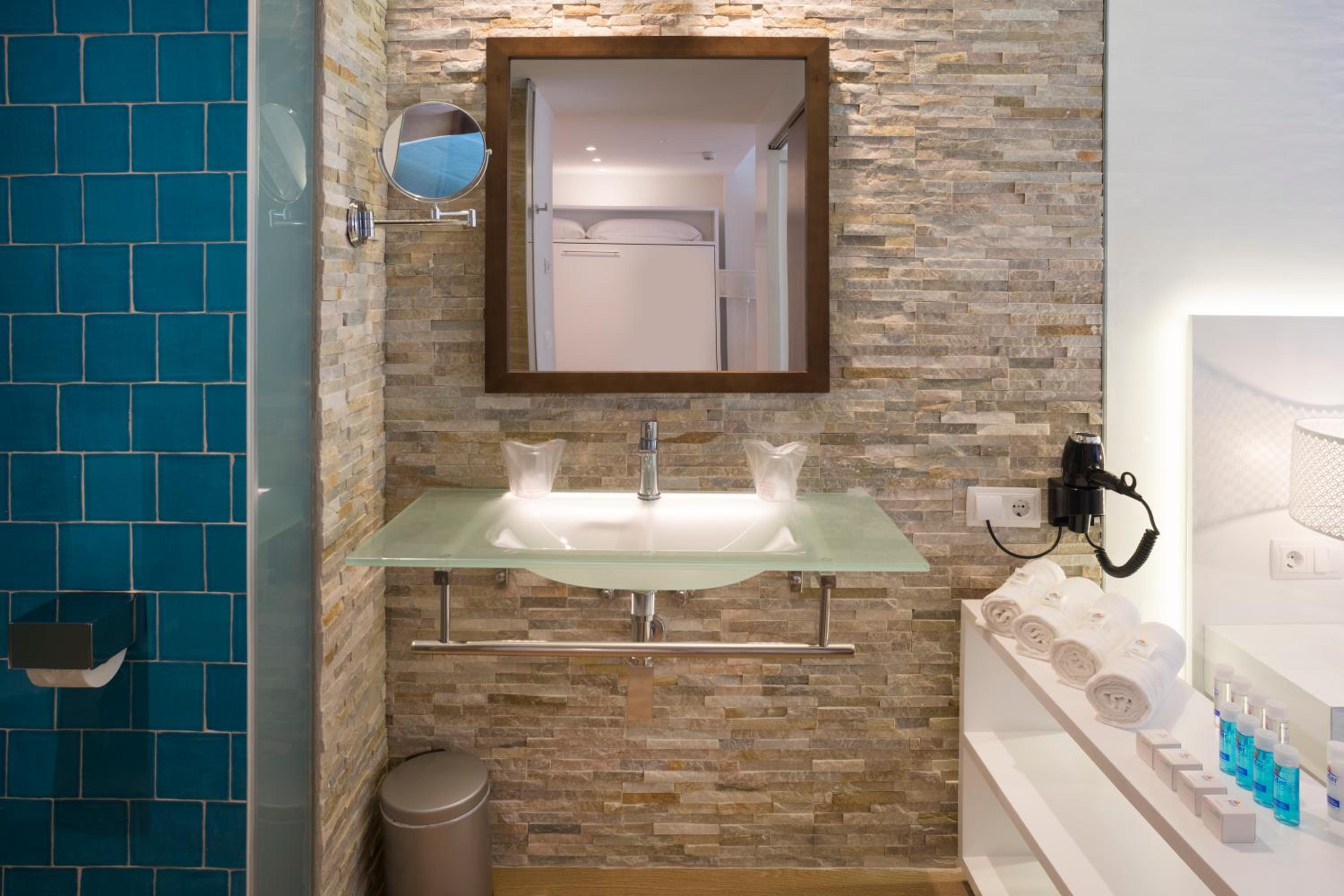 Suite con vista a la piscina (2 - 3 adultos)