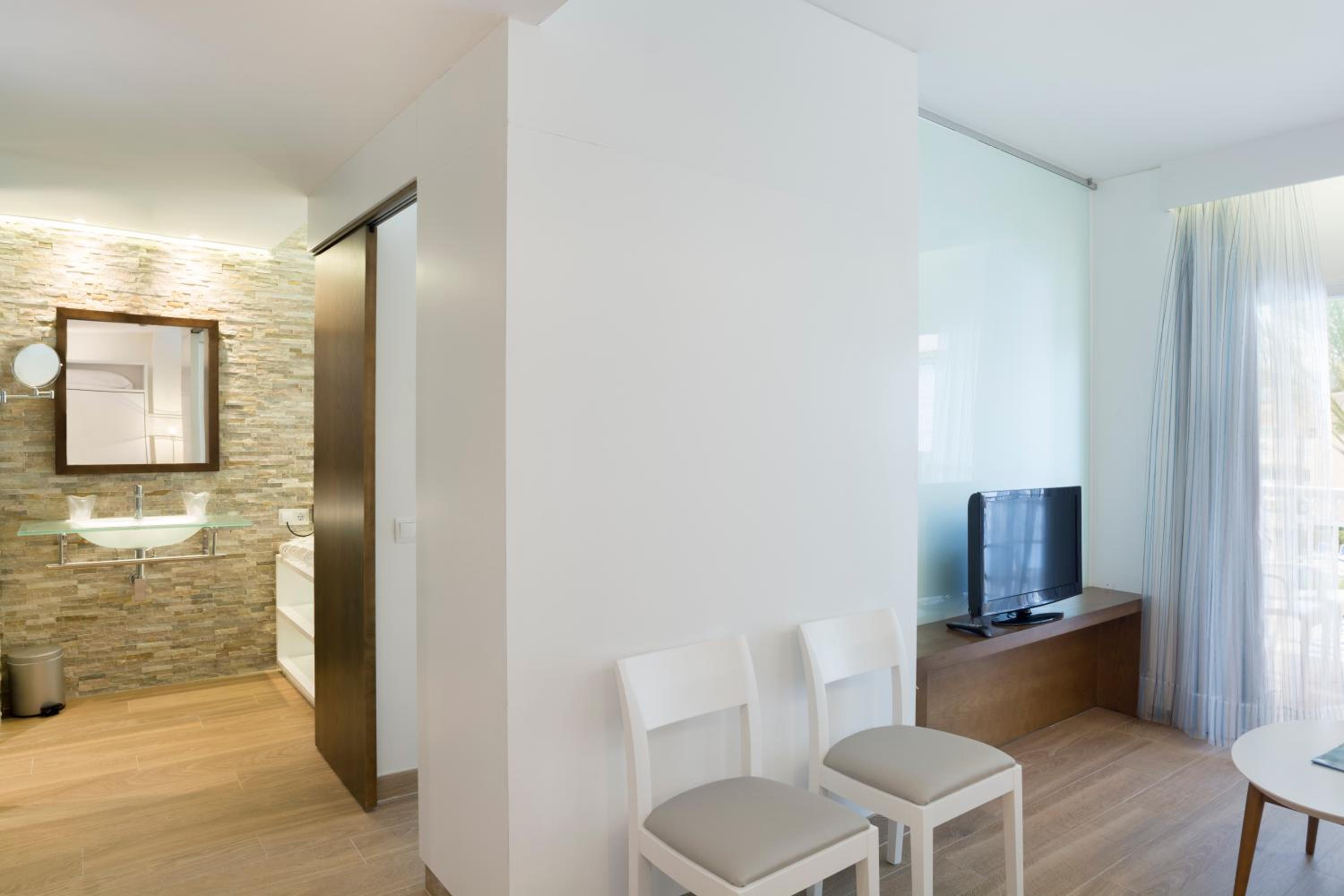 Suite with Pool View (2 - 3 Adults) photo 3