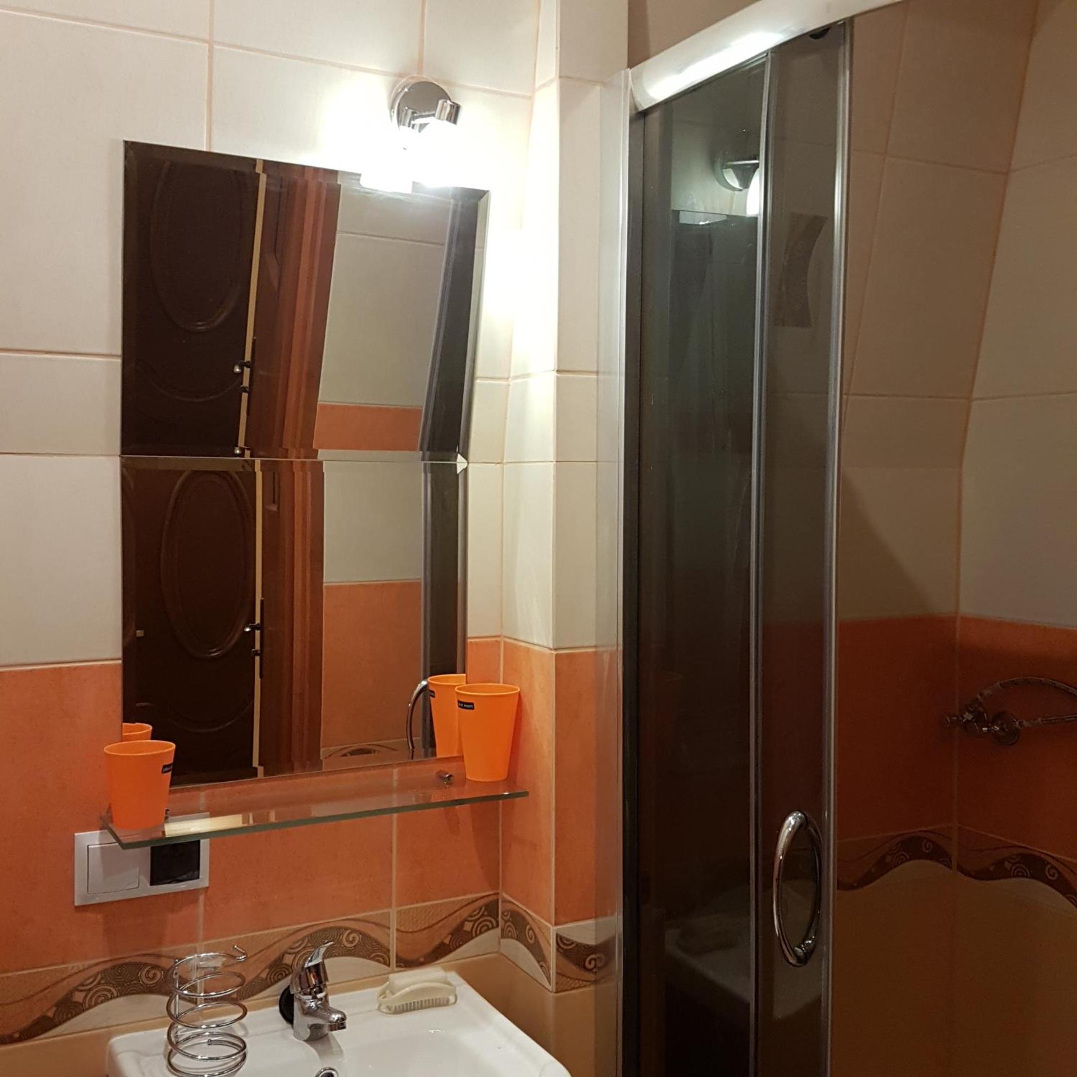 Double Room with Private Bathroom - Photo 2