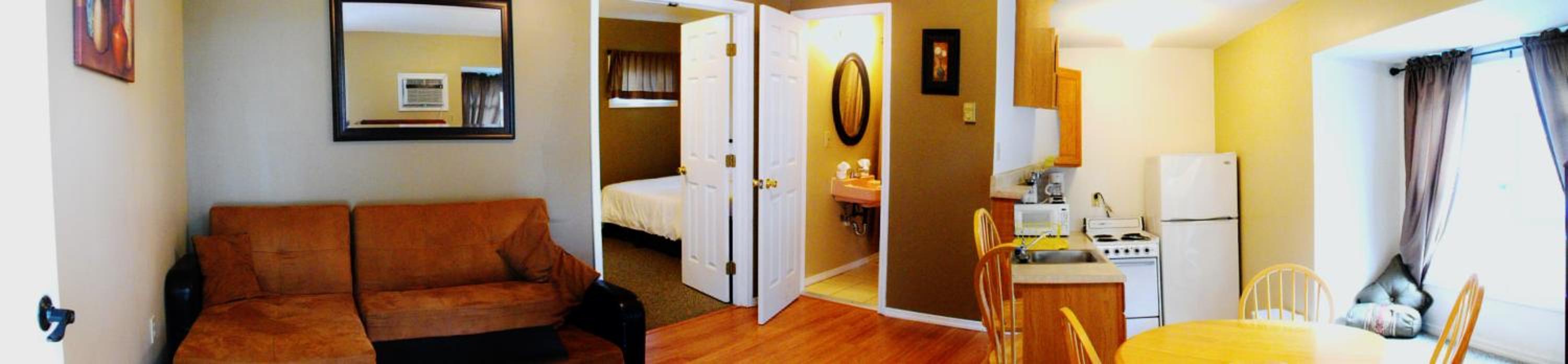 Family Suite with Queen and Two Twin Beds photo 1