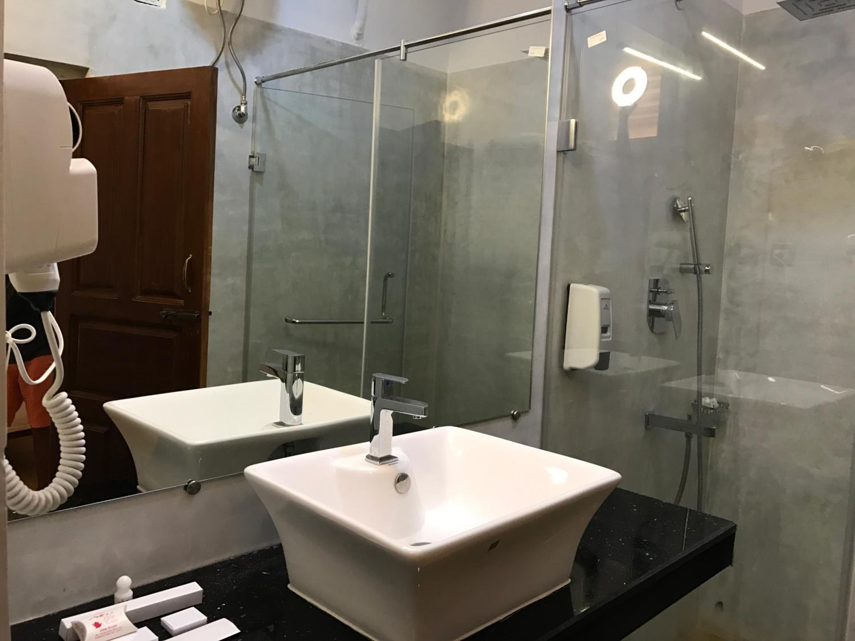 Deluxe Double Room with Balcony photo 2