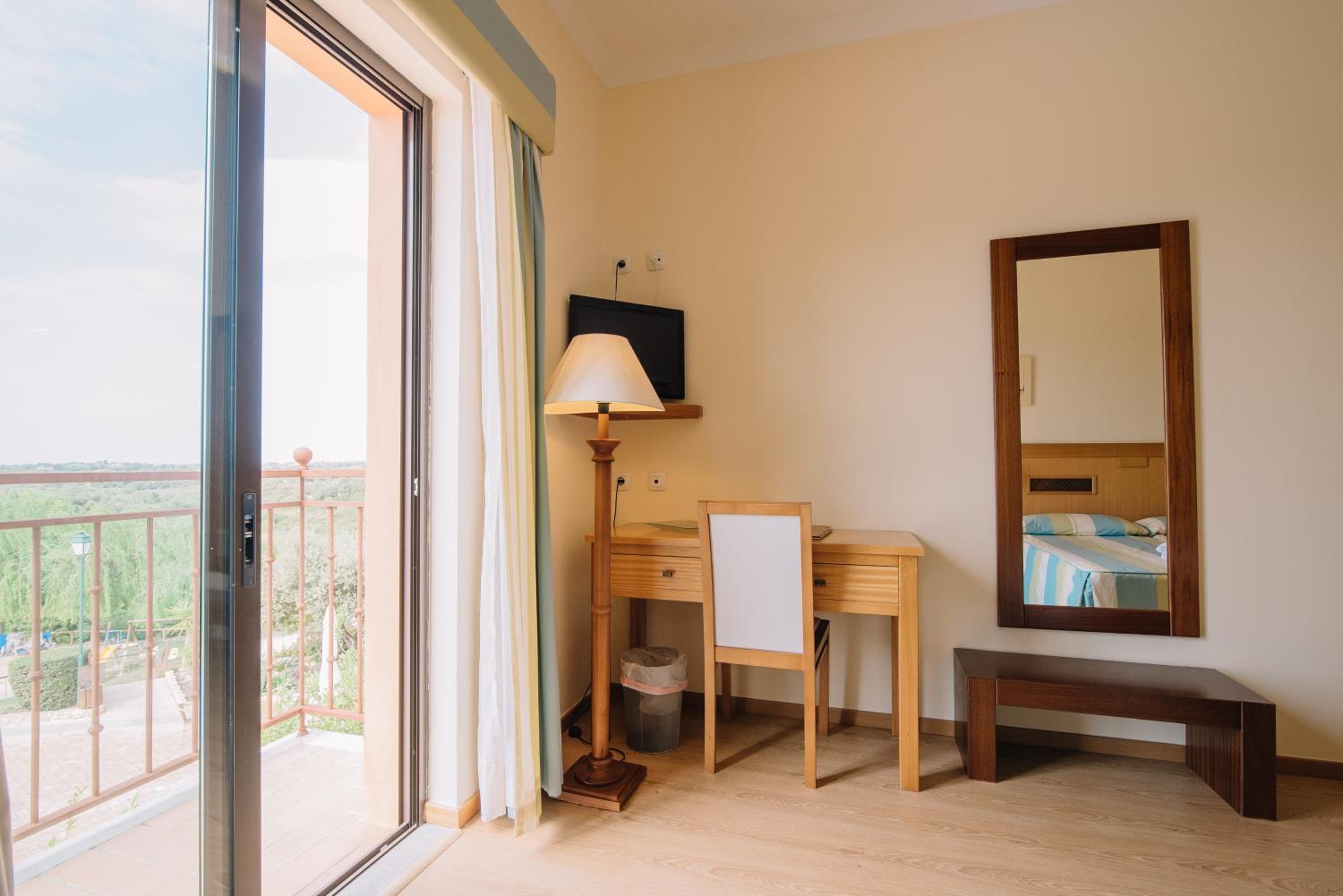 Double or Twin Room (2 Adults + 1 Child) - Photo 3