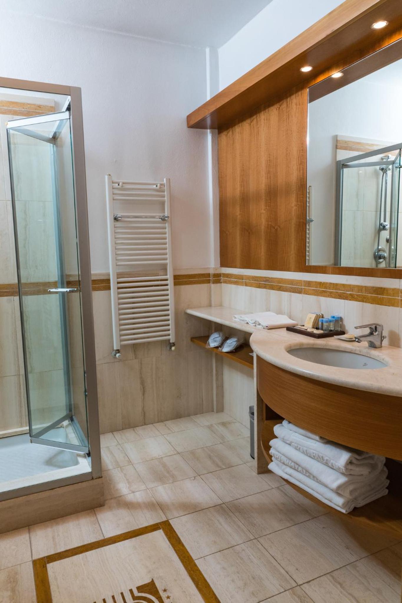 Superior Double or Twin Room - Photo 6