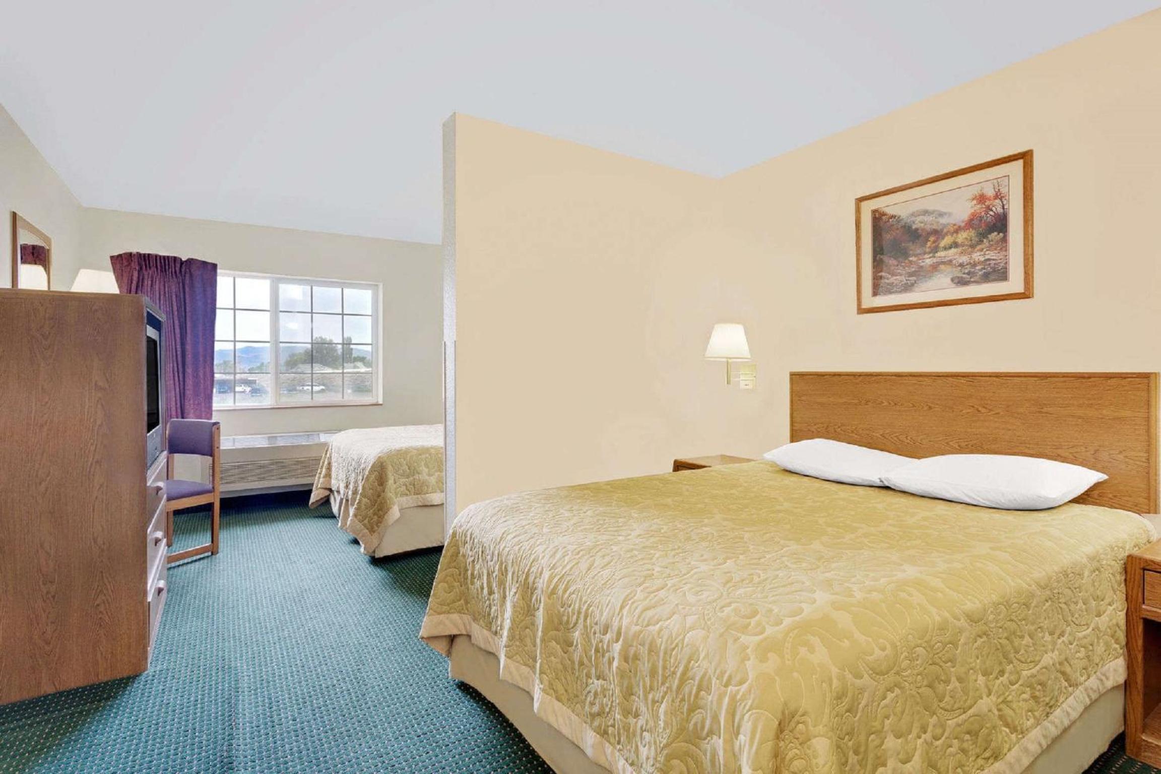 Queen Room with Two Queen Beds - Non-Smoking - Photo 1