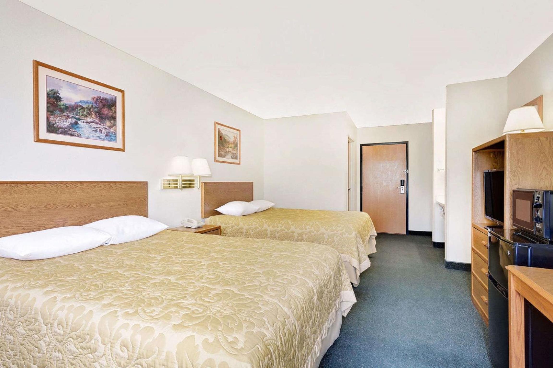 Queen Room with Two Queen Beds - Non-Smoking - Photo 4