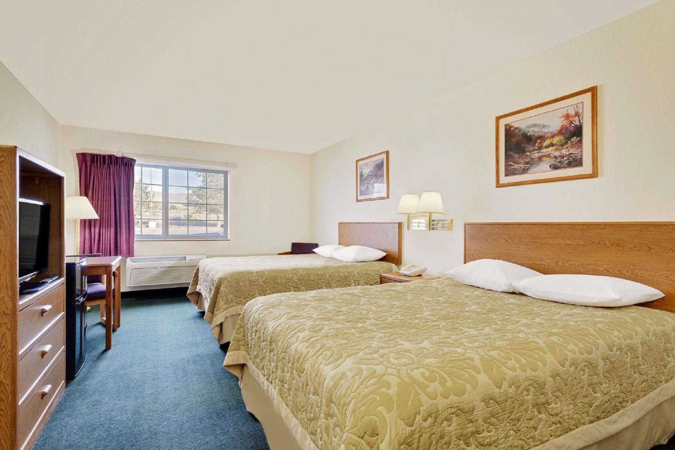 Queen Room with Two Queen Beds - Non-Smoking - Photo 5
