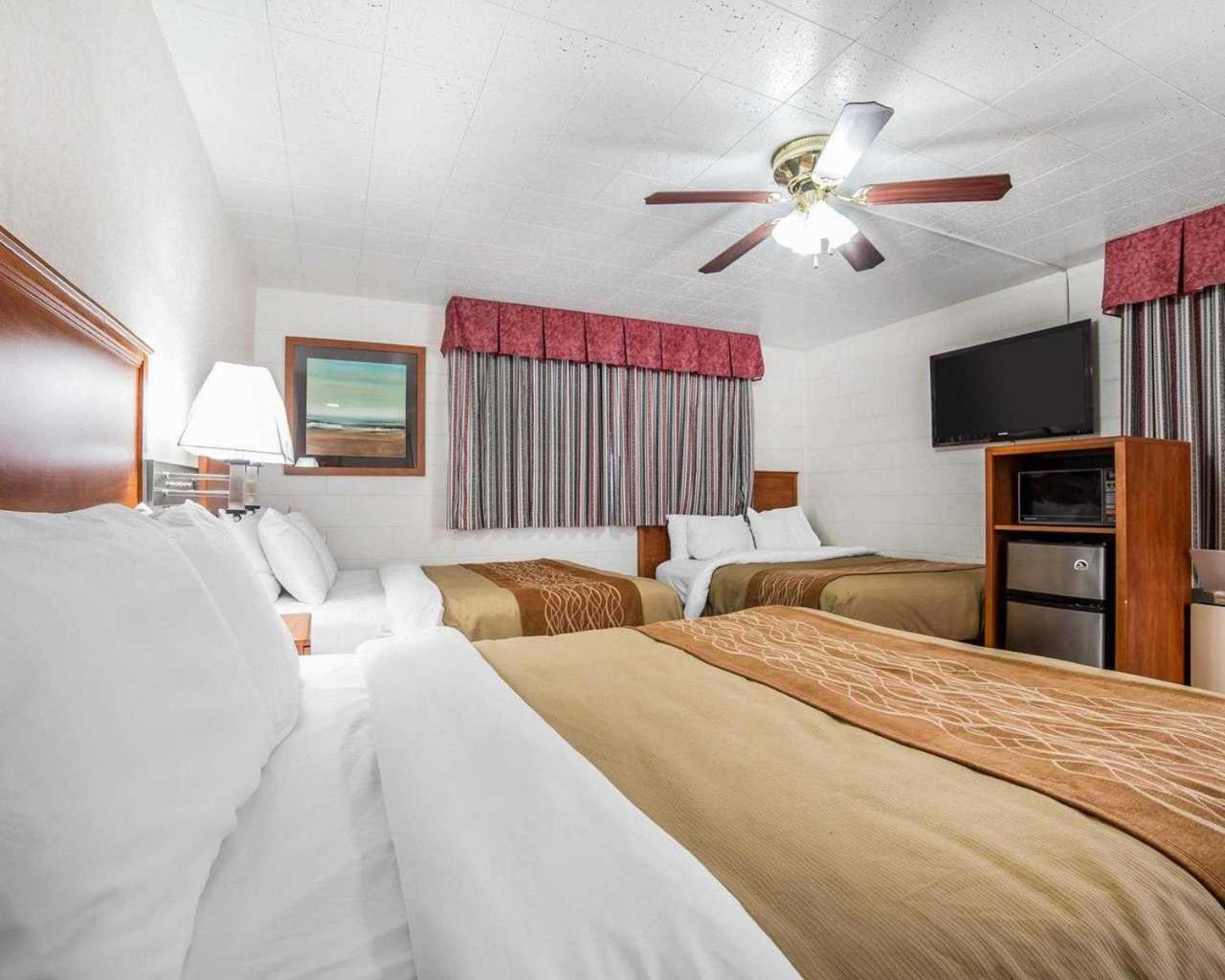 Queen Room with Two Queen Beds - Non-Smoking - Photo 1