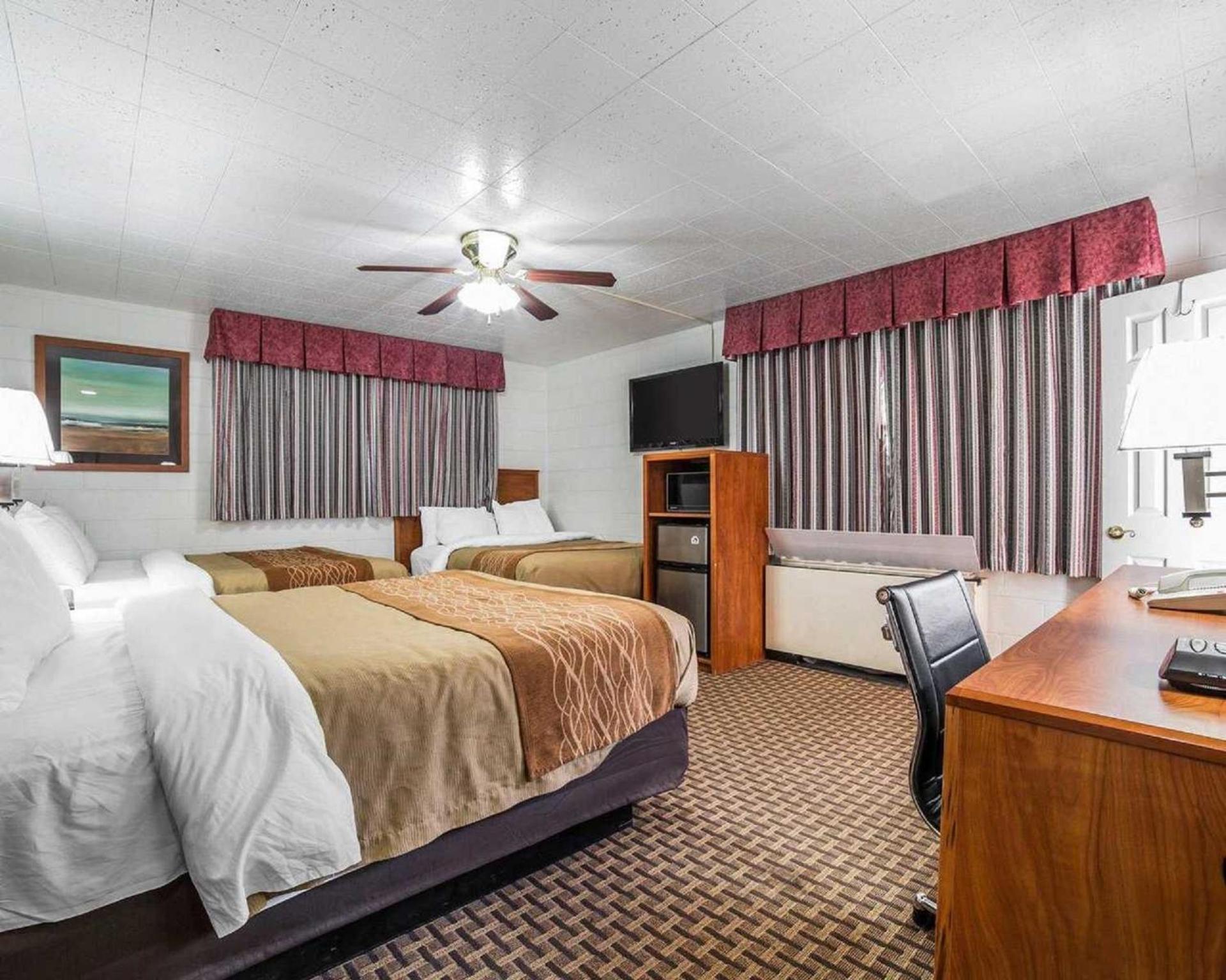 Queen Room with Two Queen Beds - Non-Smoking - Photo 7