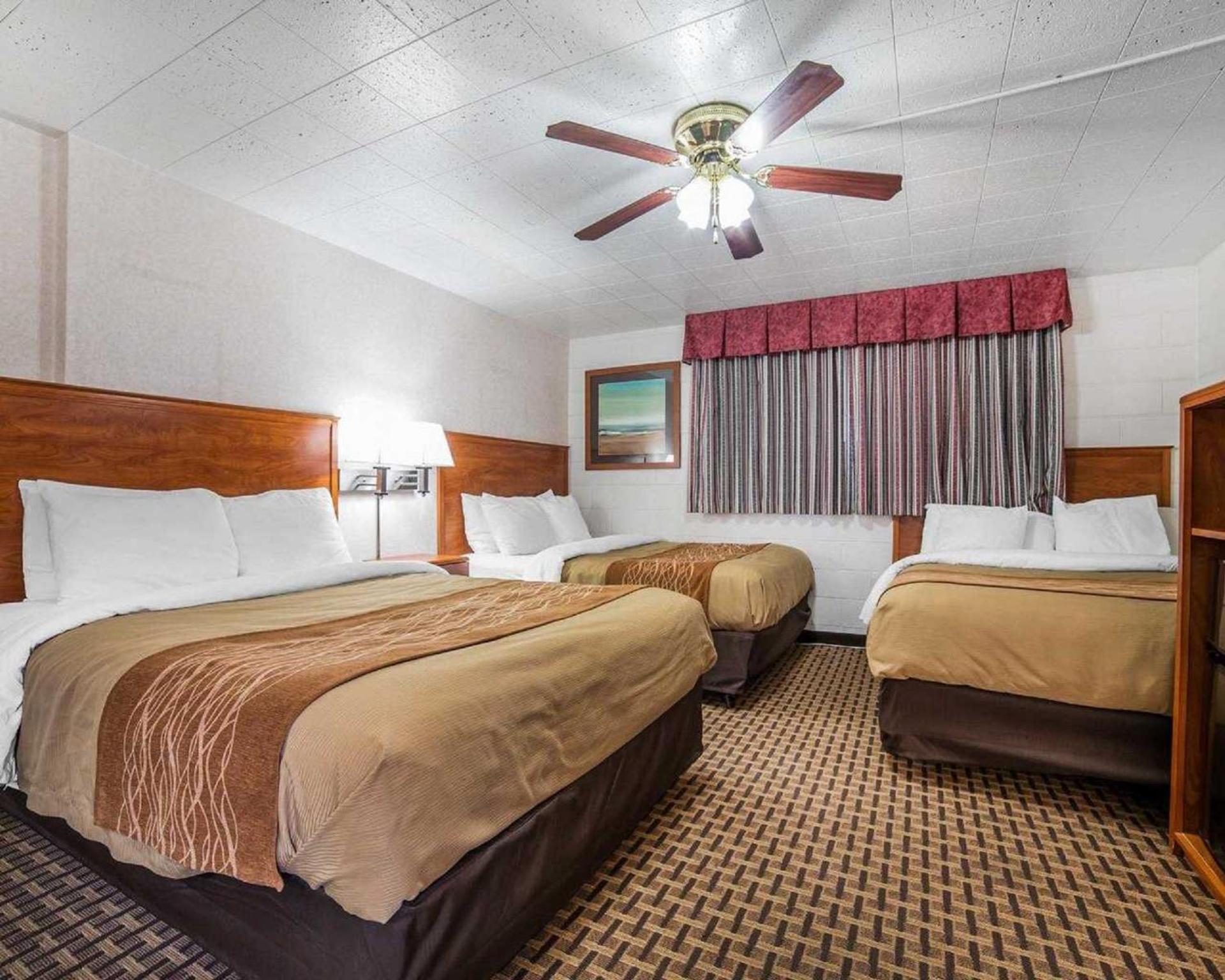 Queen Room with Two Queen Beds - Non-Smoking - Photo 8