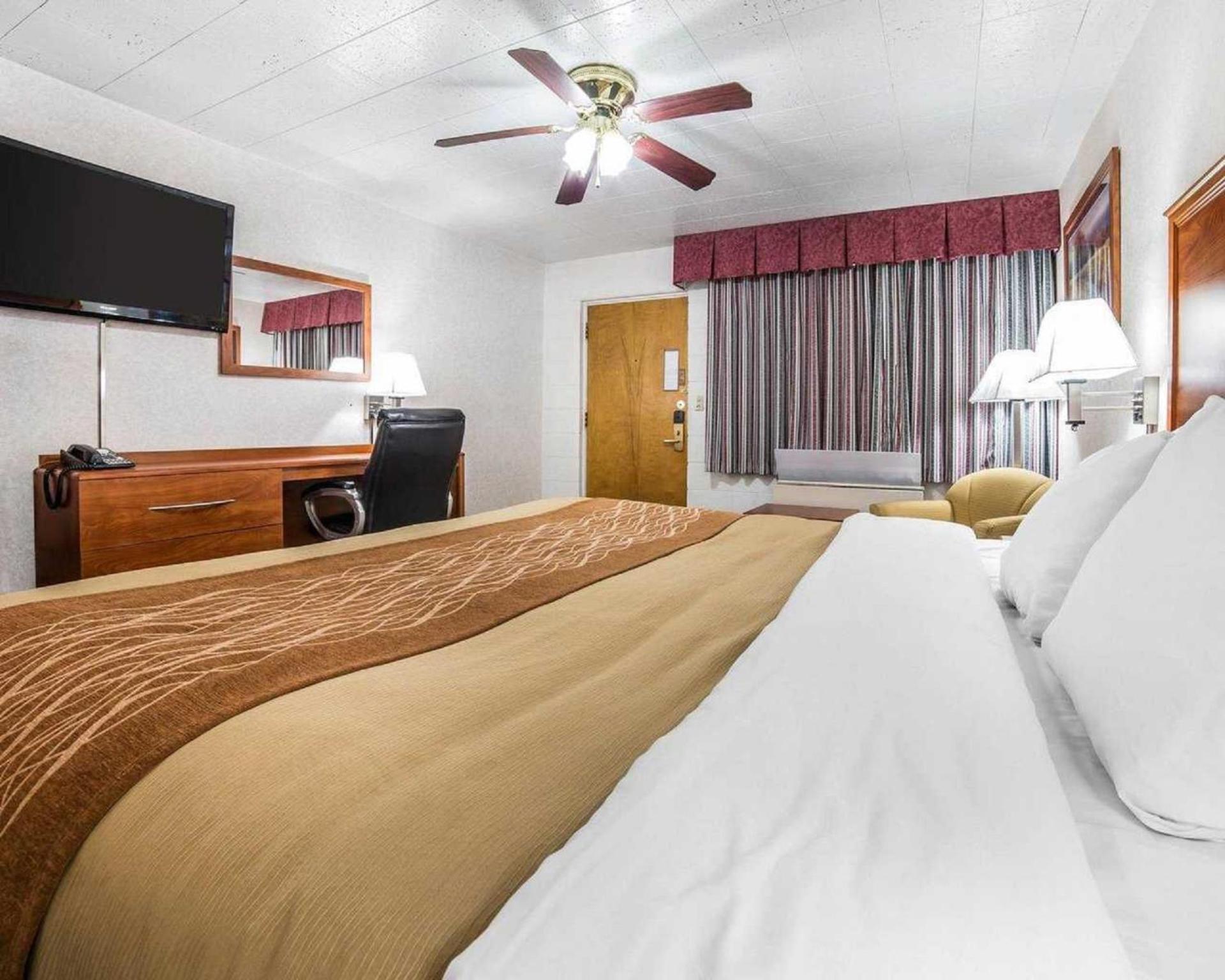 Queen Room with Two Queen Beds - Non-Smoking - Photo 2