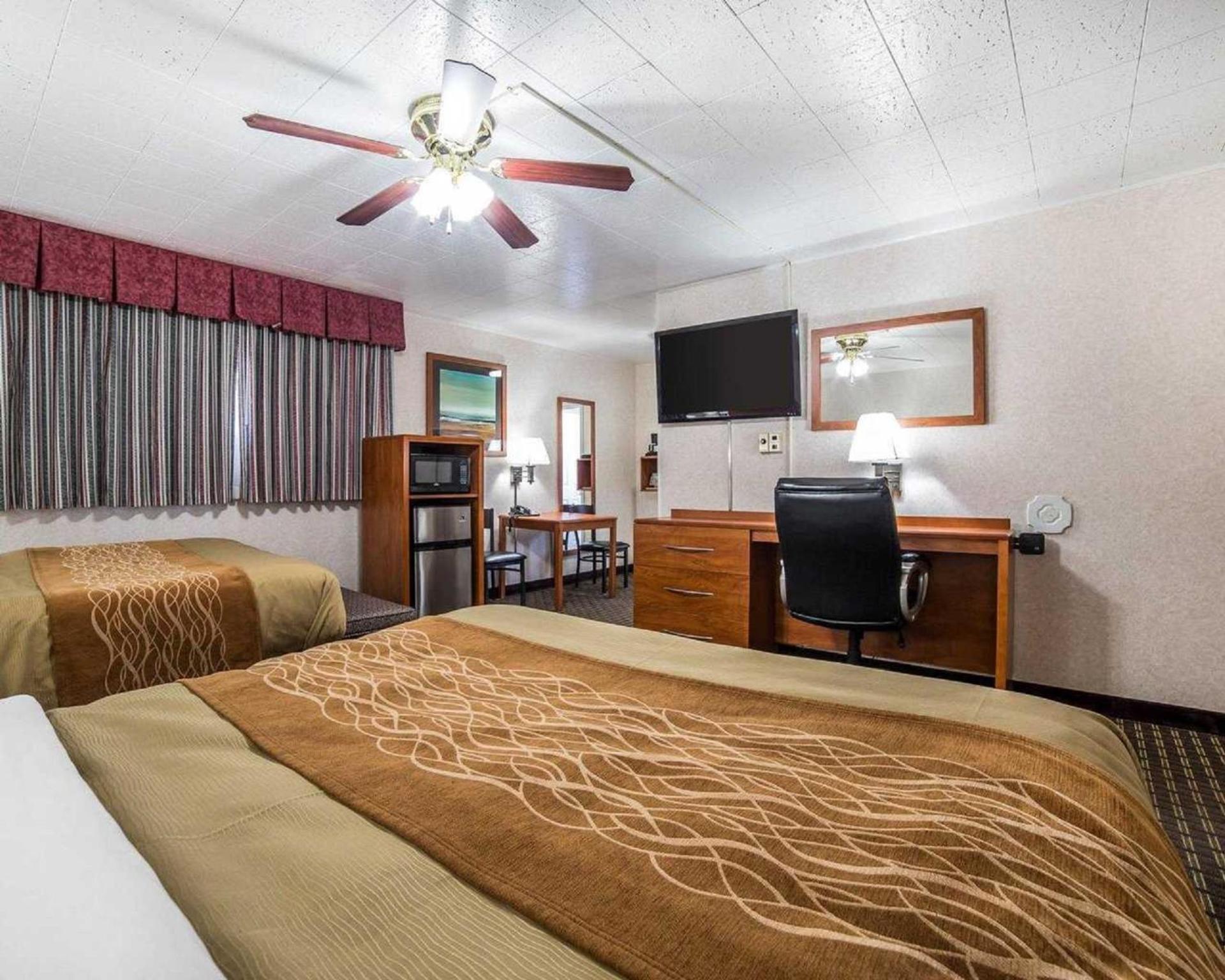 Queen Room with Two Queen Beds - Non-Smoking - Photo 5