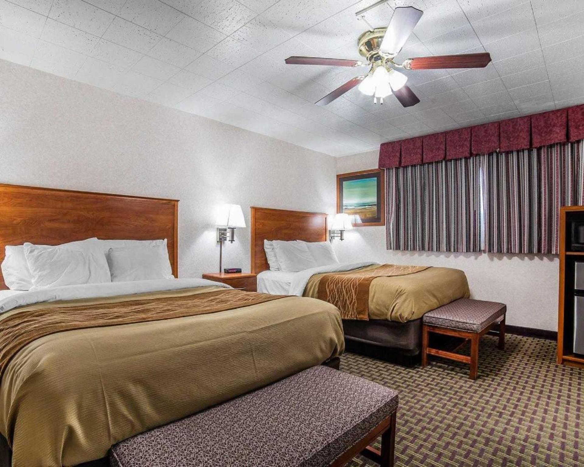Queen Room with Two Queen Beds - Non-Smoking - Photo 6