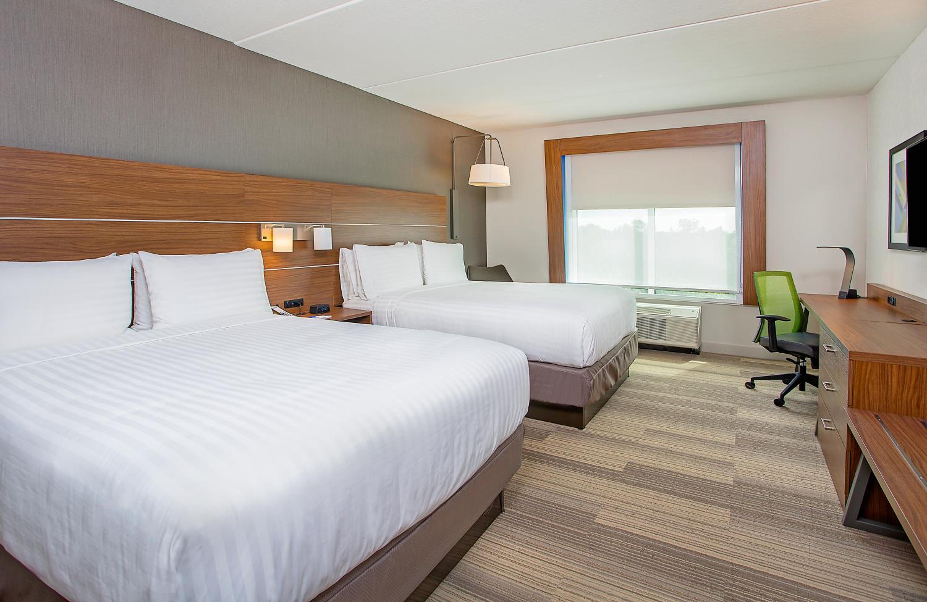 Standard Queen Room with Two Queen Beds and Tub - Mobility/Communications Accessible photo 1