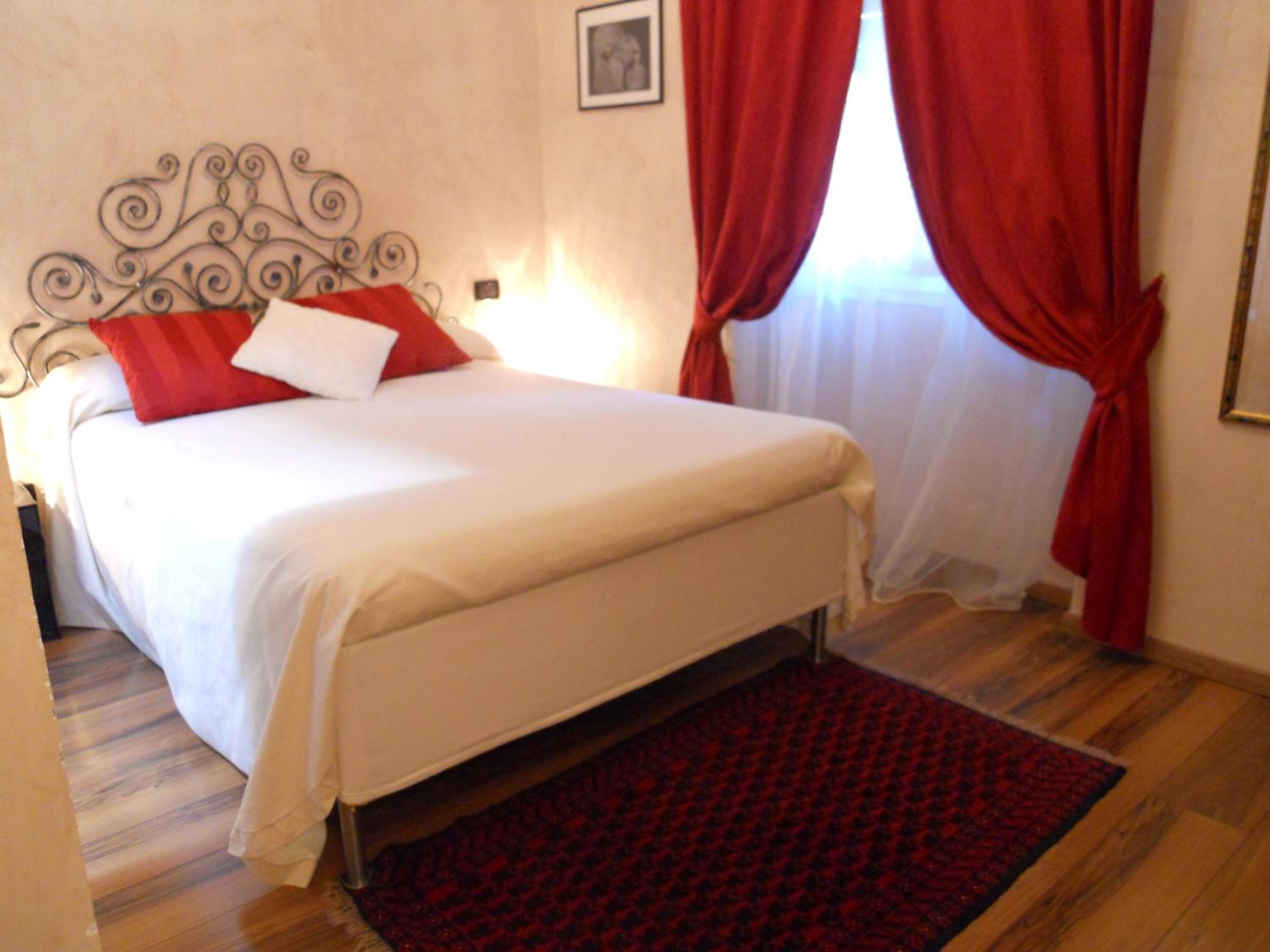 Double Room - Photo 9