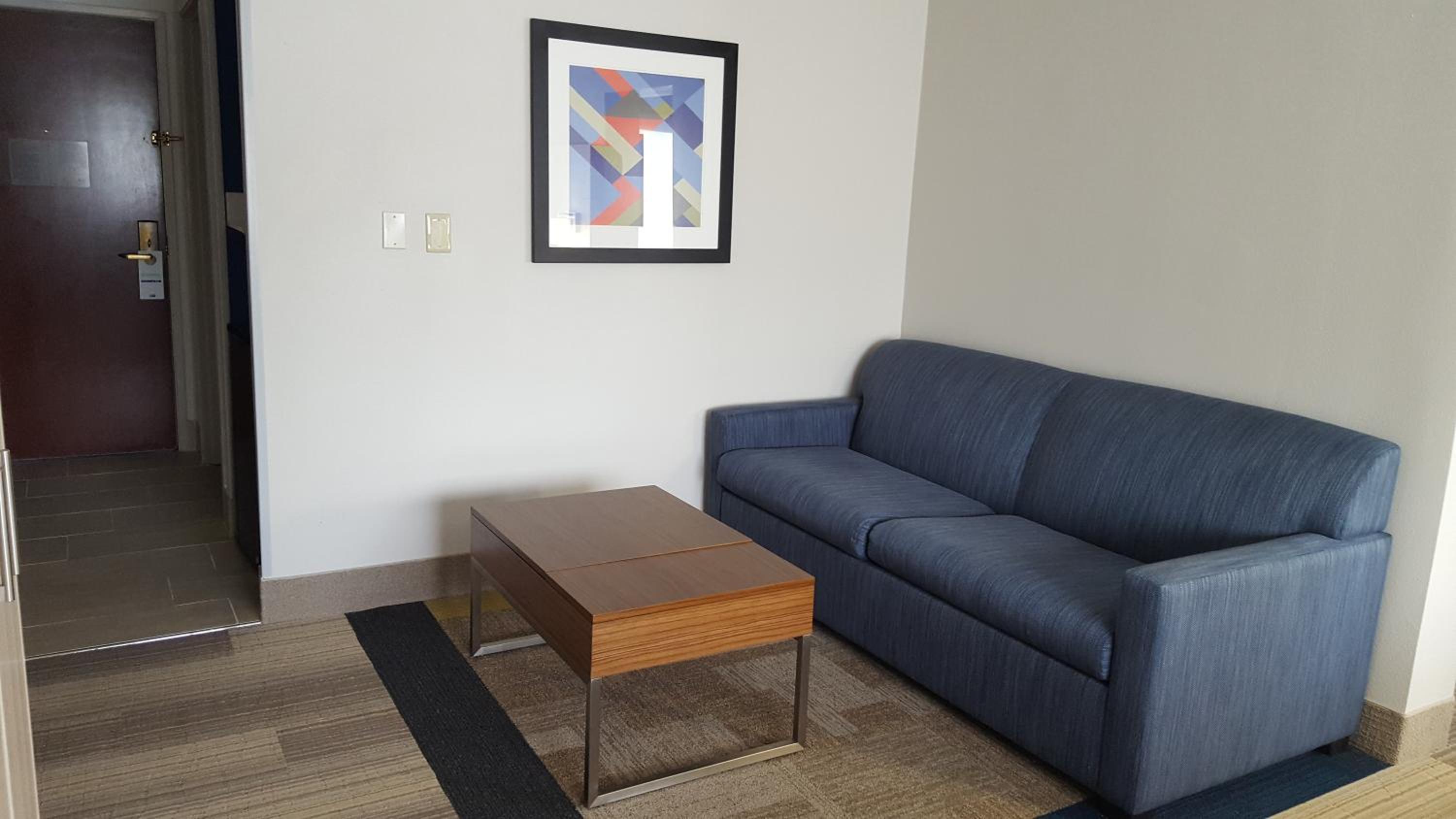 Standard King Room with Sofa Bed - Photo 2