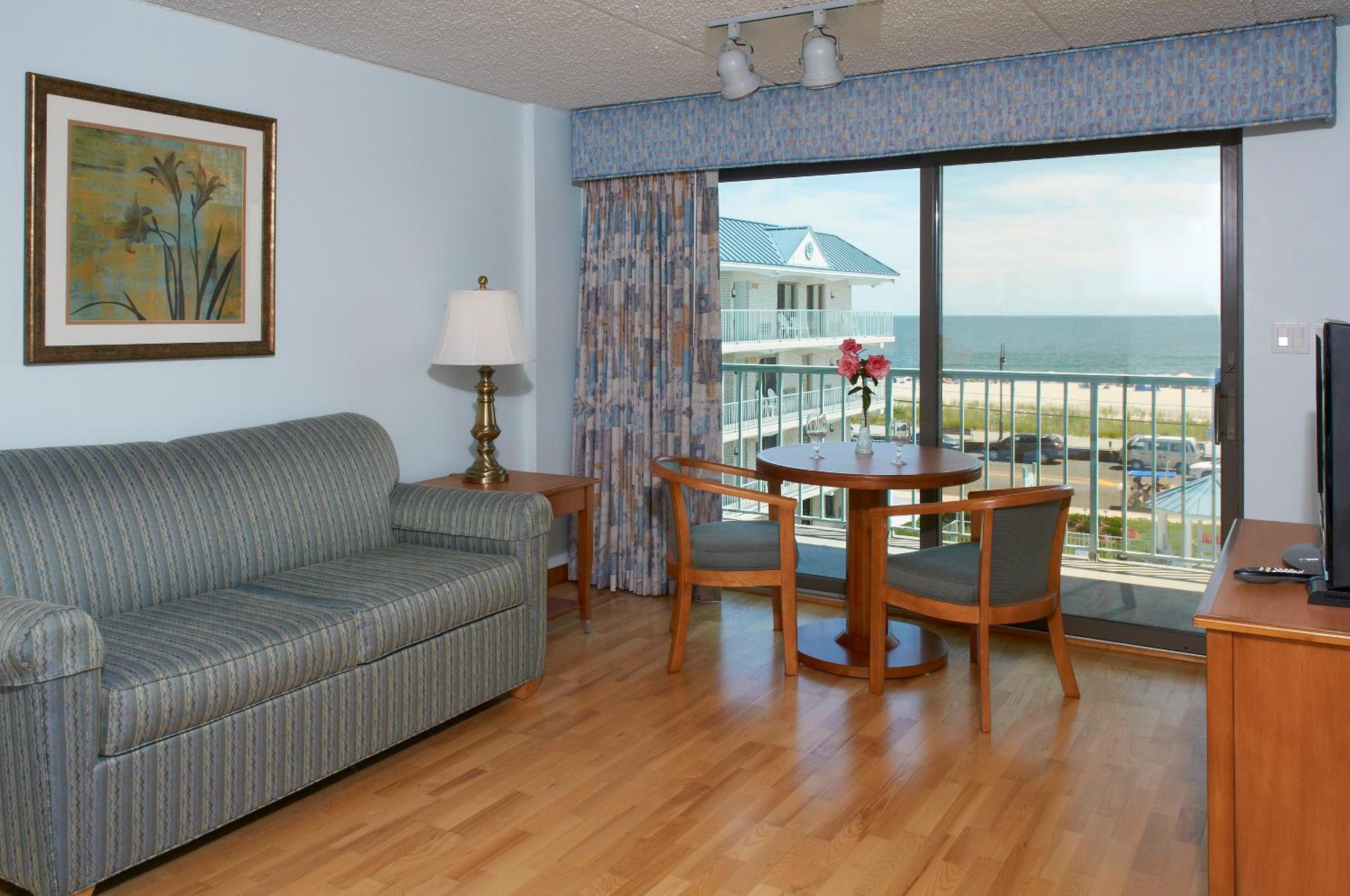 TWO-ROOM ROYAL OCEANFRONT SUITE - Photo 4