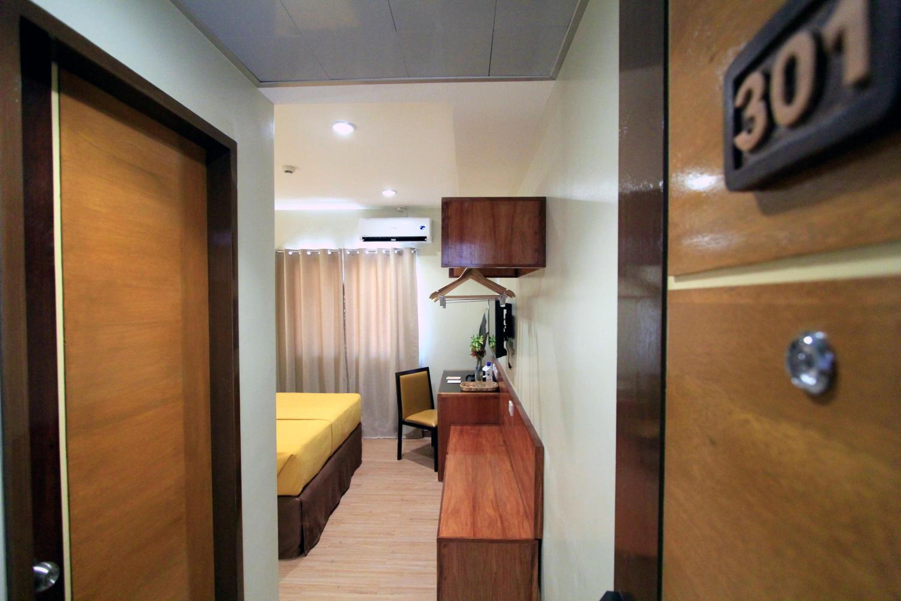Standard Twin Room - Photo 9