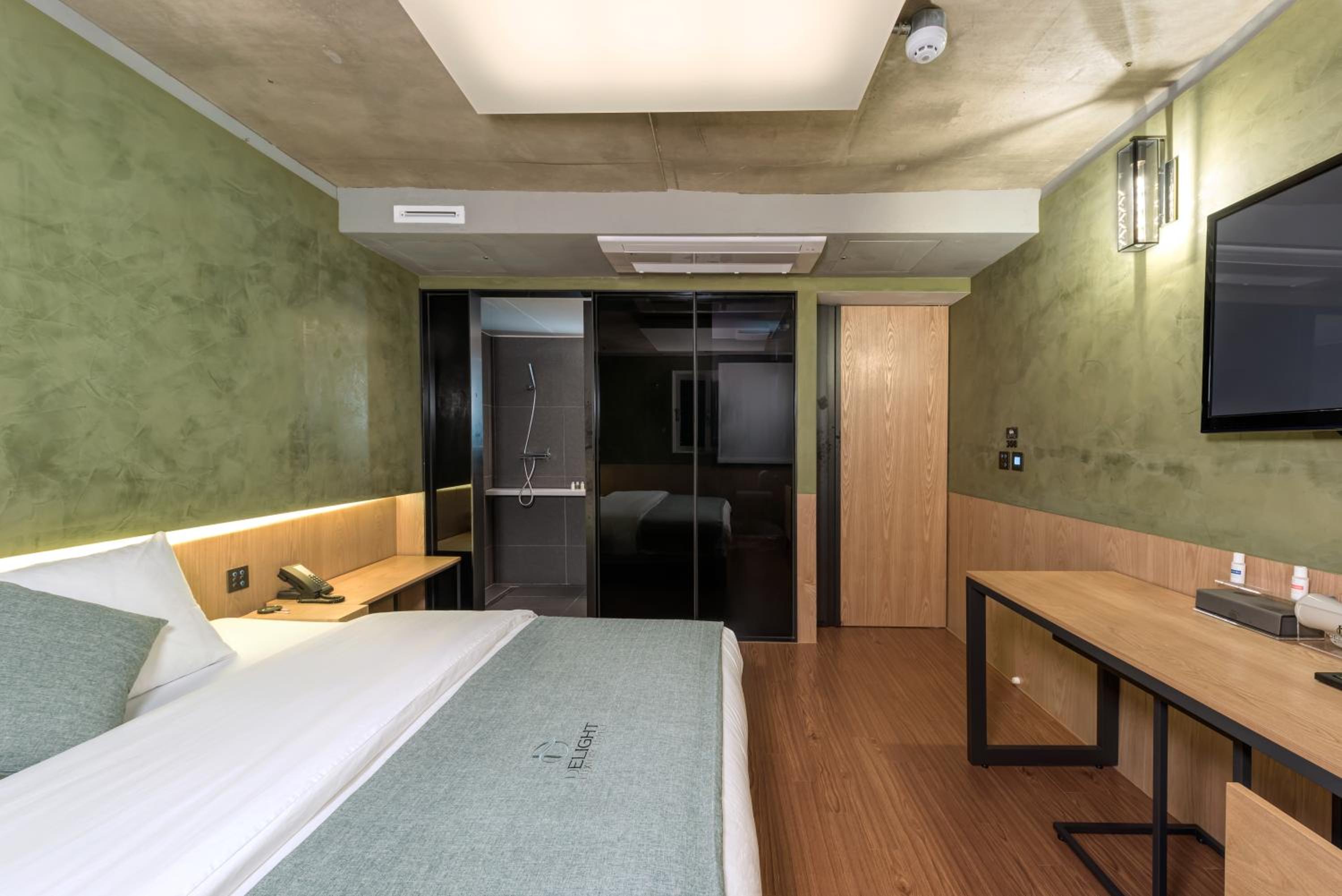 Business Single Room - Offer PAX Breakfast + Luggage Sending Service