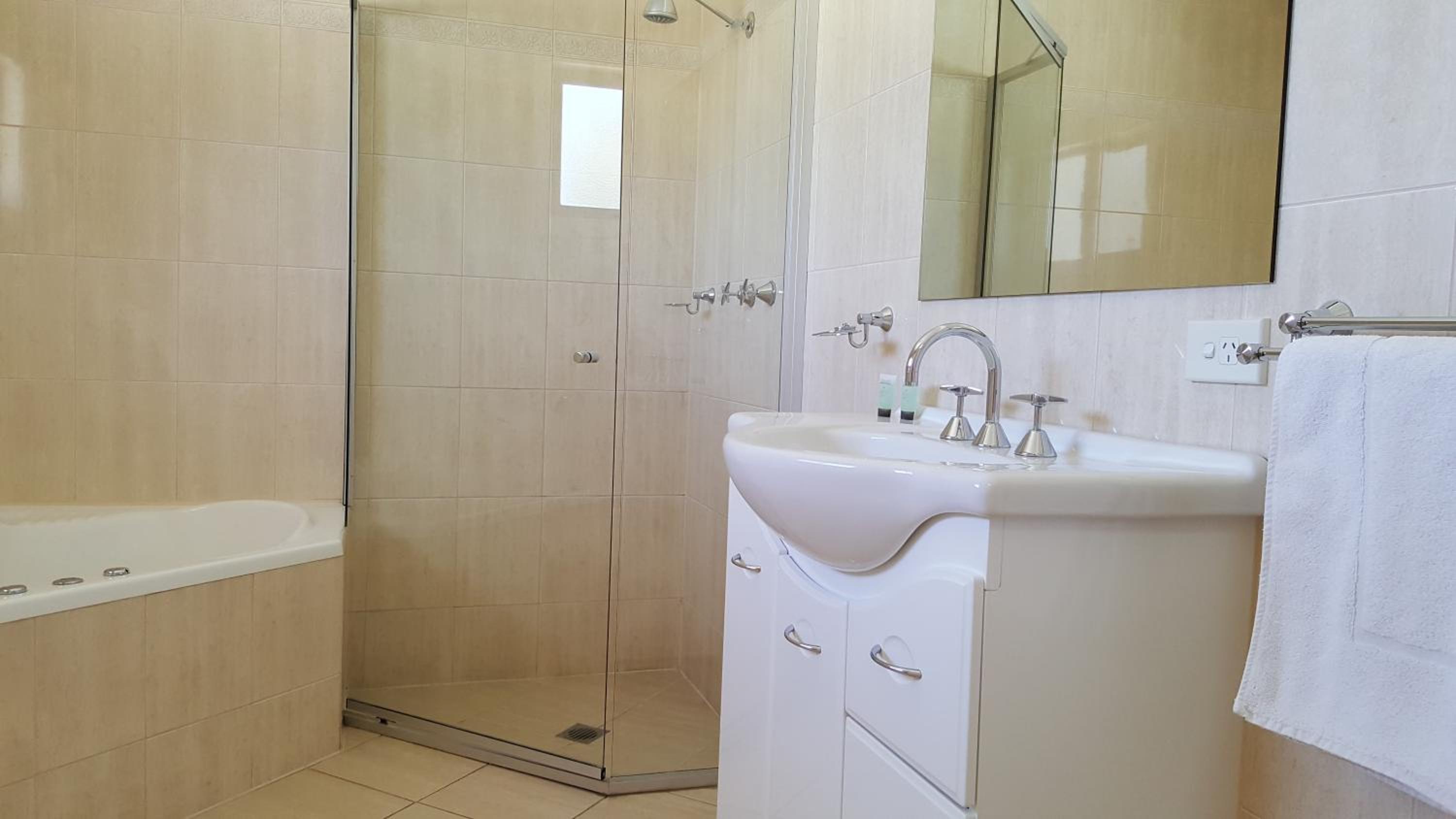 Queen Room with Spa Bath photo 3