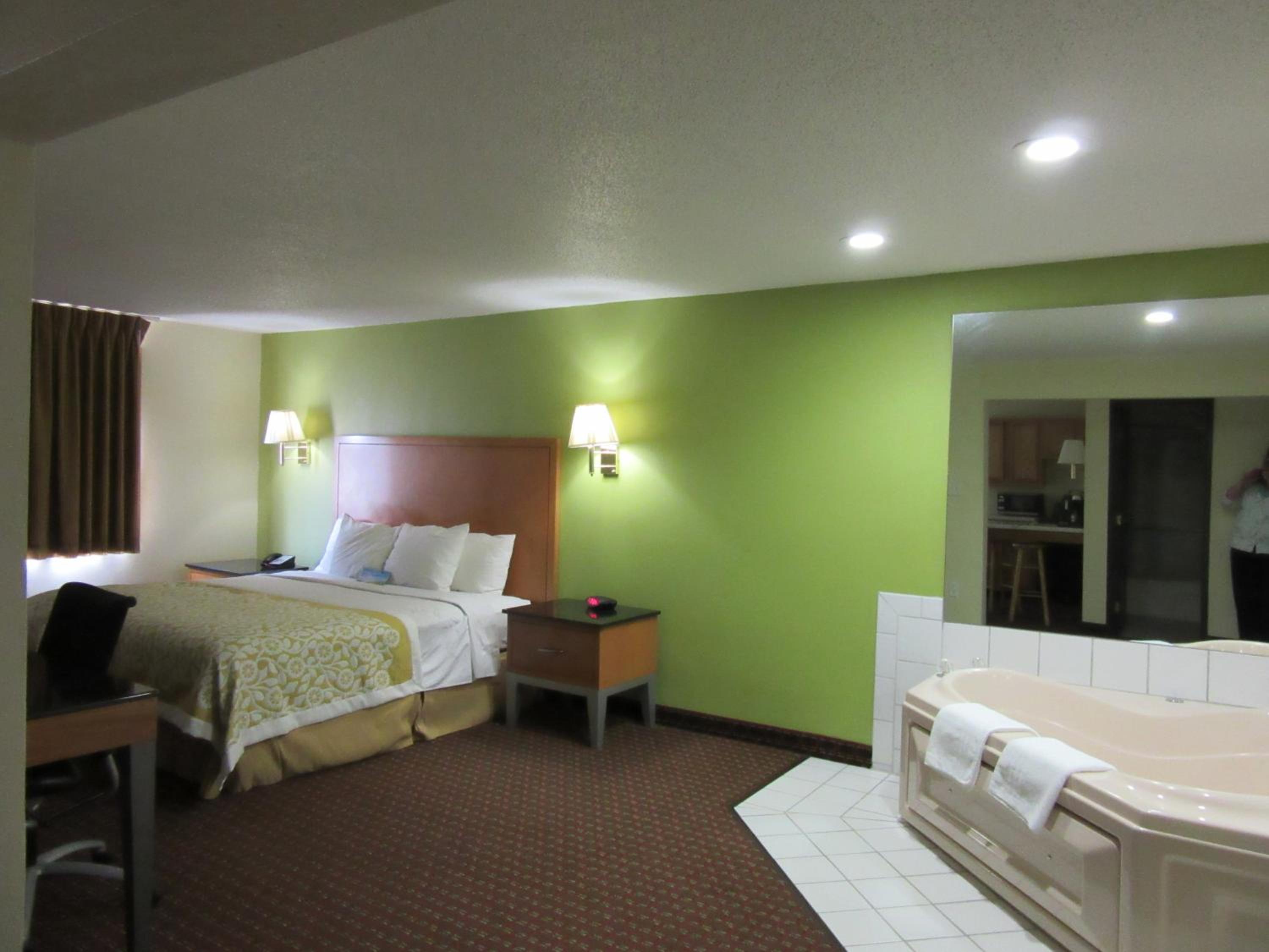 King Studio Suite with Jetted Tub - Non-Smoking - Photo 2